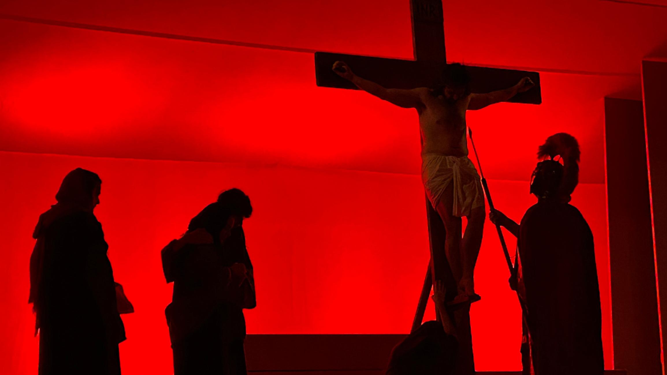 Der römische Soldat Longinus sticht Jesus seine Lanze ins Herz.
