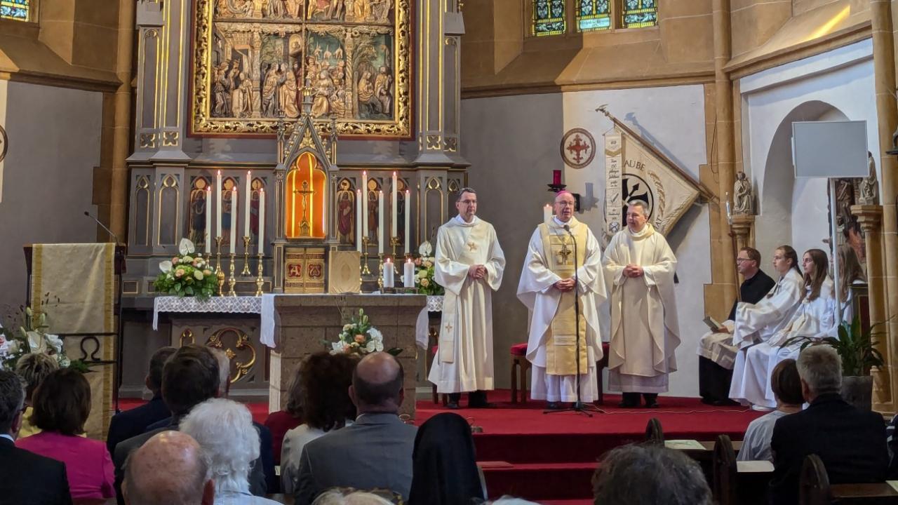 Bischof Ackermann feierte mit vielen Gläubigen in St. Georg das Kirchweih-Jubiläum