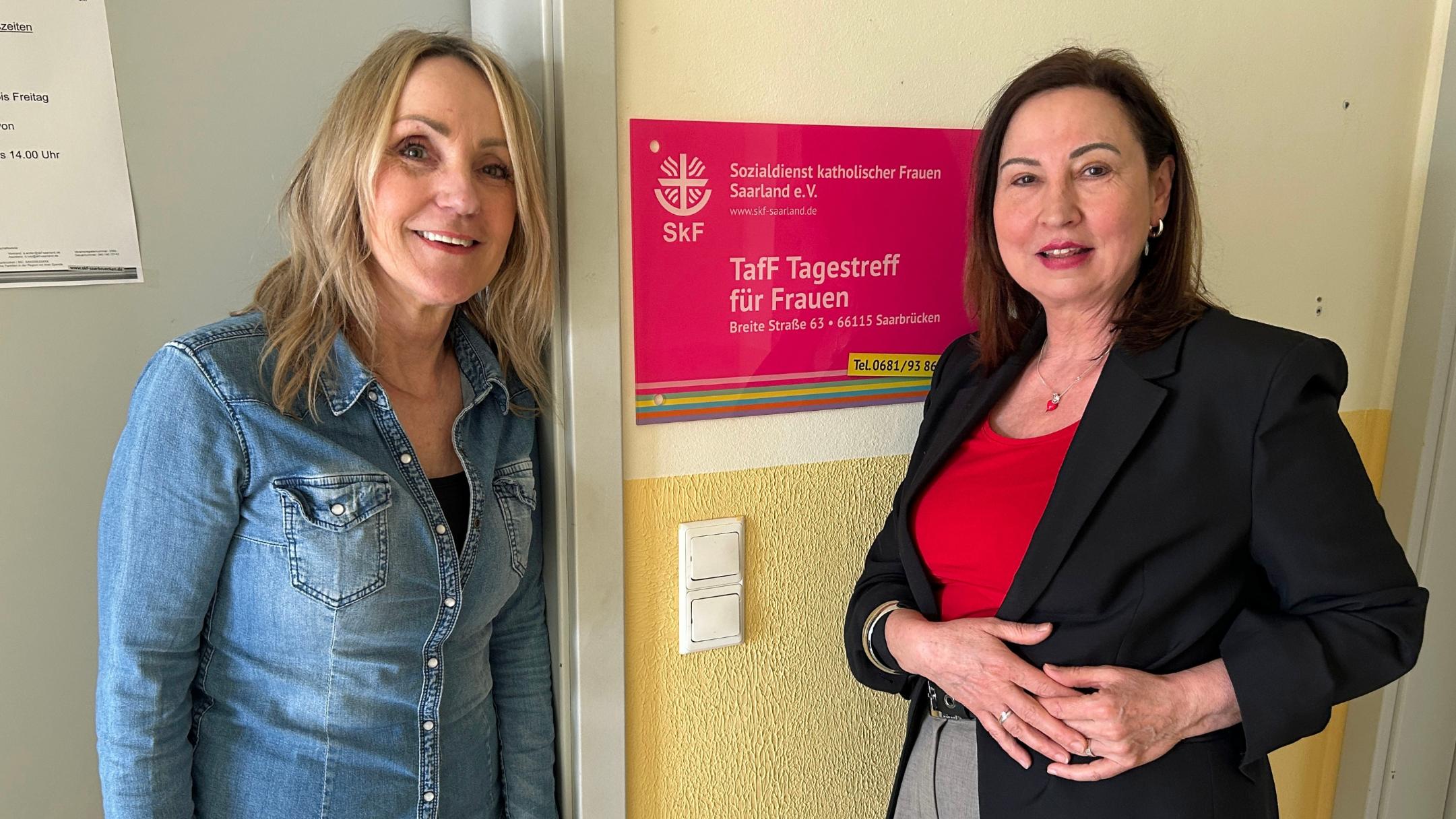 Daniela Schwan und Birgit Brittnacher vom SkF vor dem neuen Tagestreff für Frauen (TafF) in der Breiten 63.