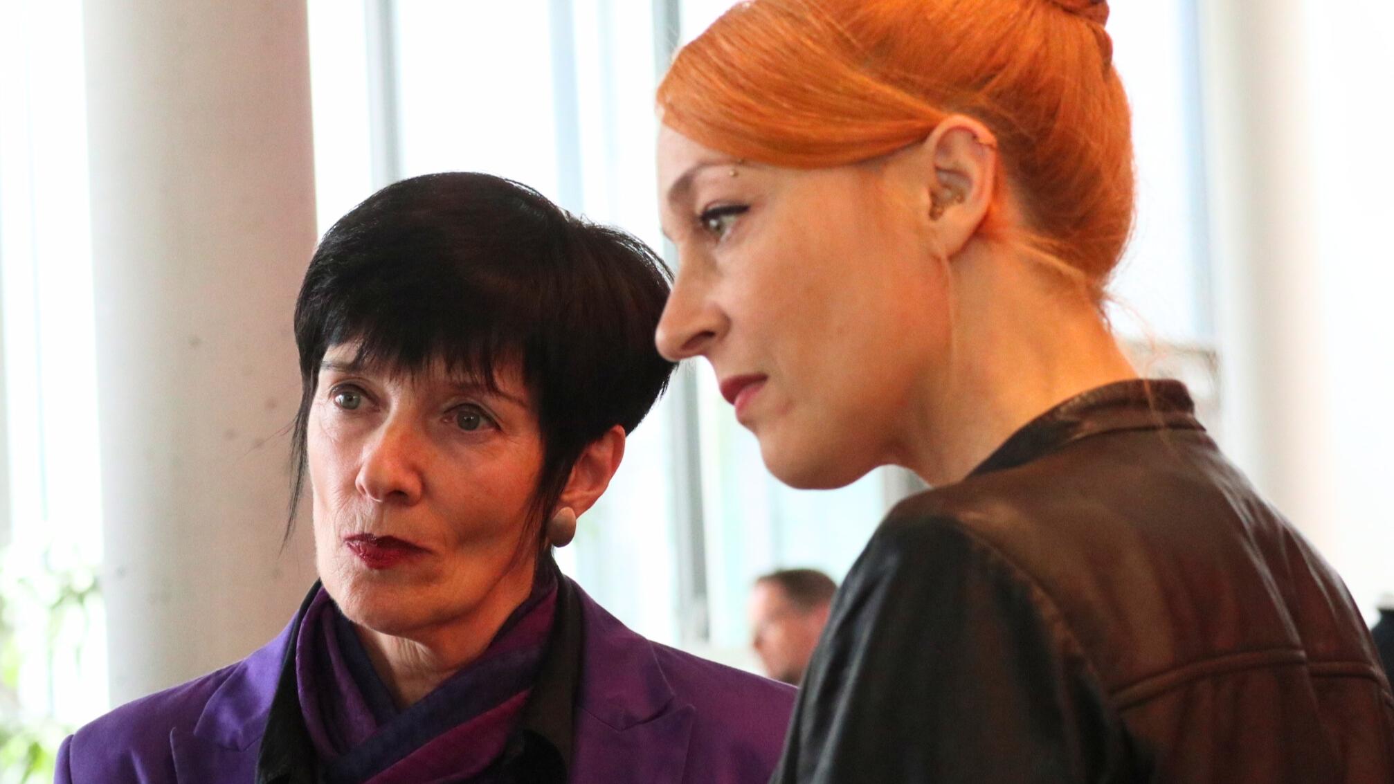 Andrea Kien-Groß (links) und Ramona Kaspers, frisch gewähltes Mitglied im Rat des Pastoralen Raums, im Austausch mit anderen Engagierten.