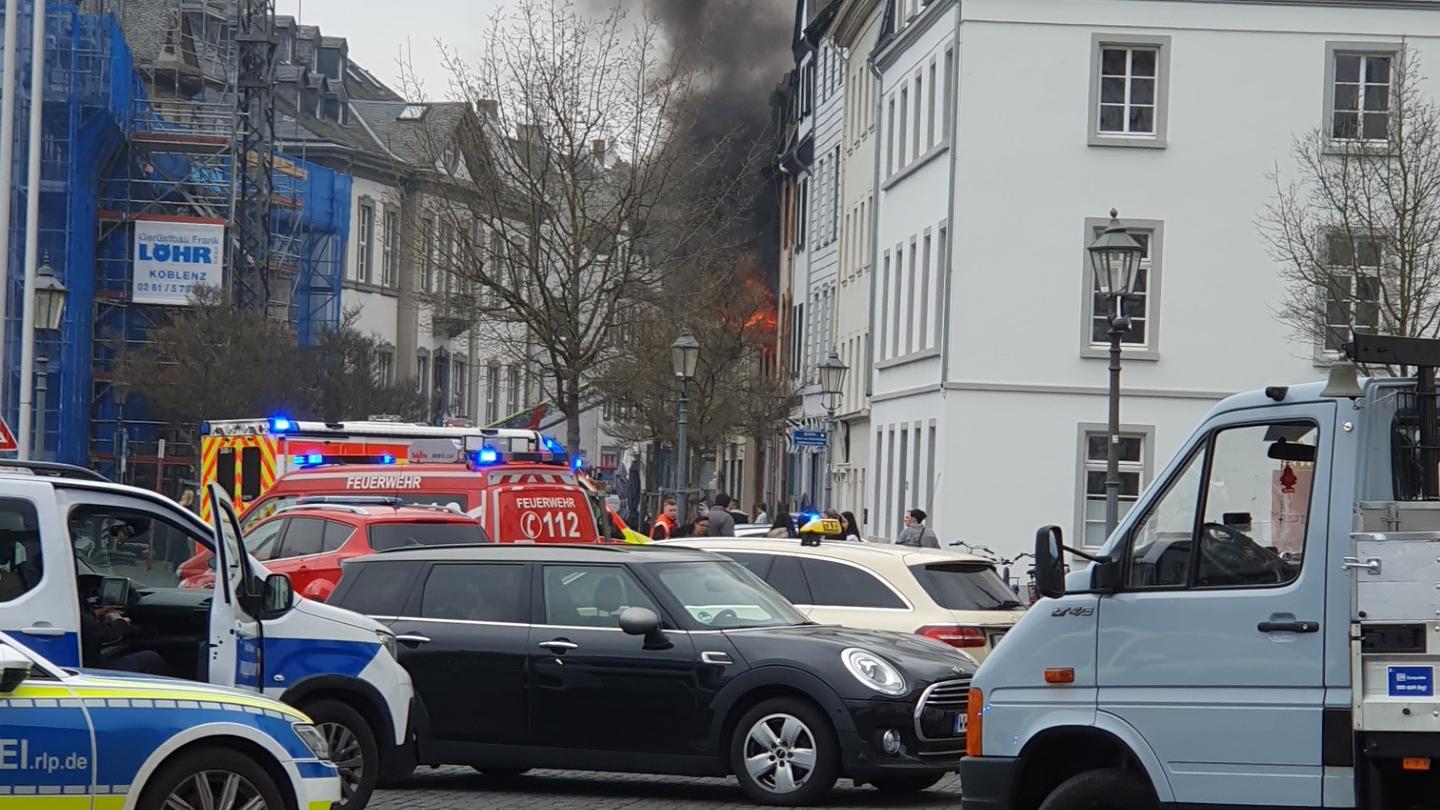 Rauchwolken steigen auf, die Rettungskräfte sind vor Ort