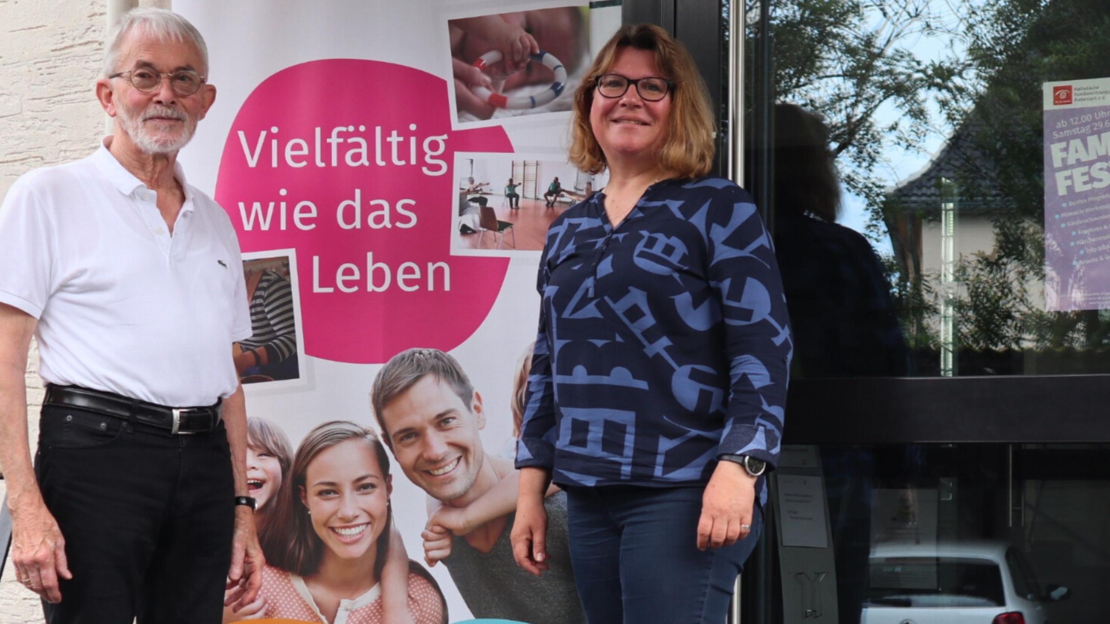 Stefanie Lange, Leiterin der katholischen Familienbildungsstätte in Andernach und Paul Meyer,  Vorsitzender des Vereins, der Träger der Familienbildungsstätte ist, freuen sich über den 60. Geburtstag der Familienbildungsstätte.