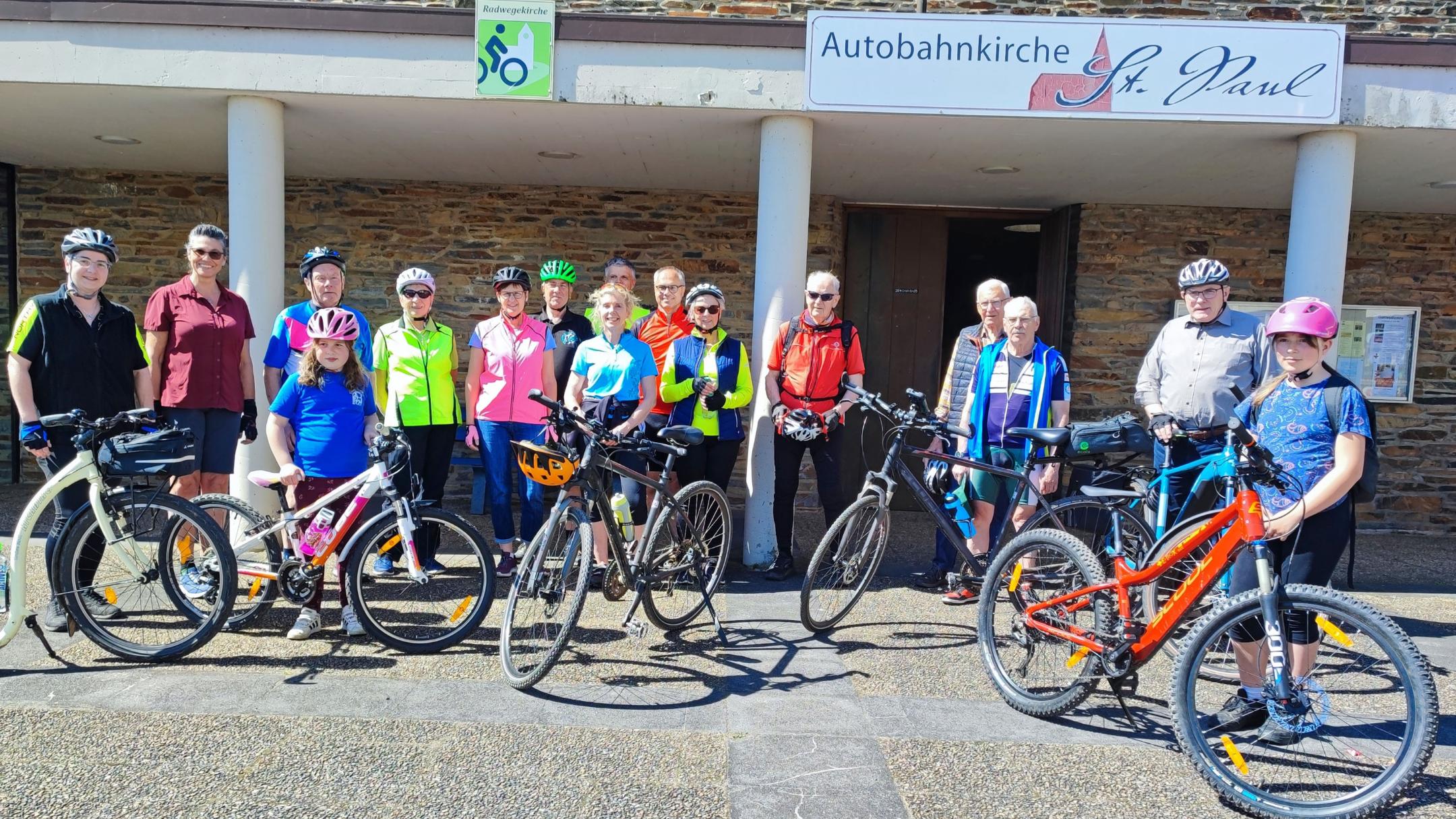 Start des ersten Fahrradkreuzwegs vor der Autobahn- und Radwegekirche St. Paul in Wengerohr