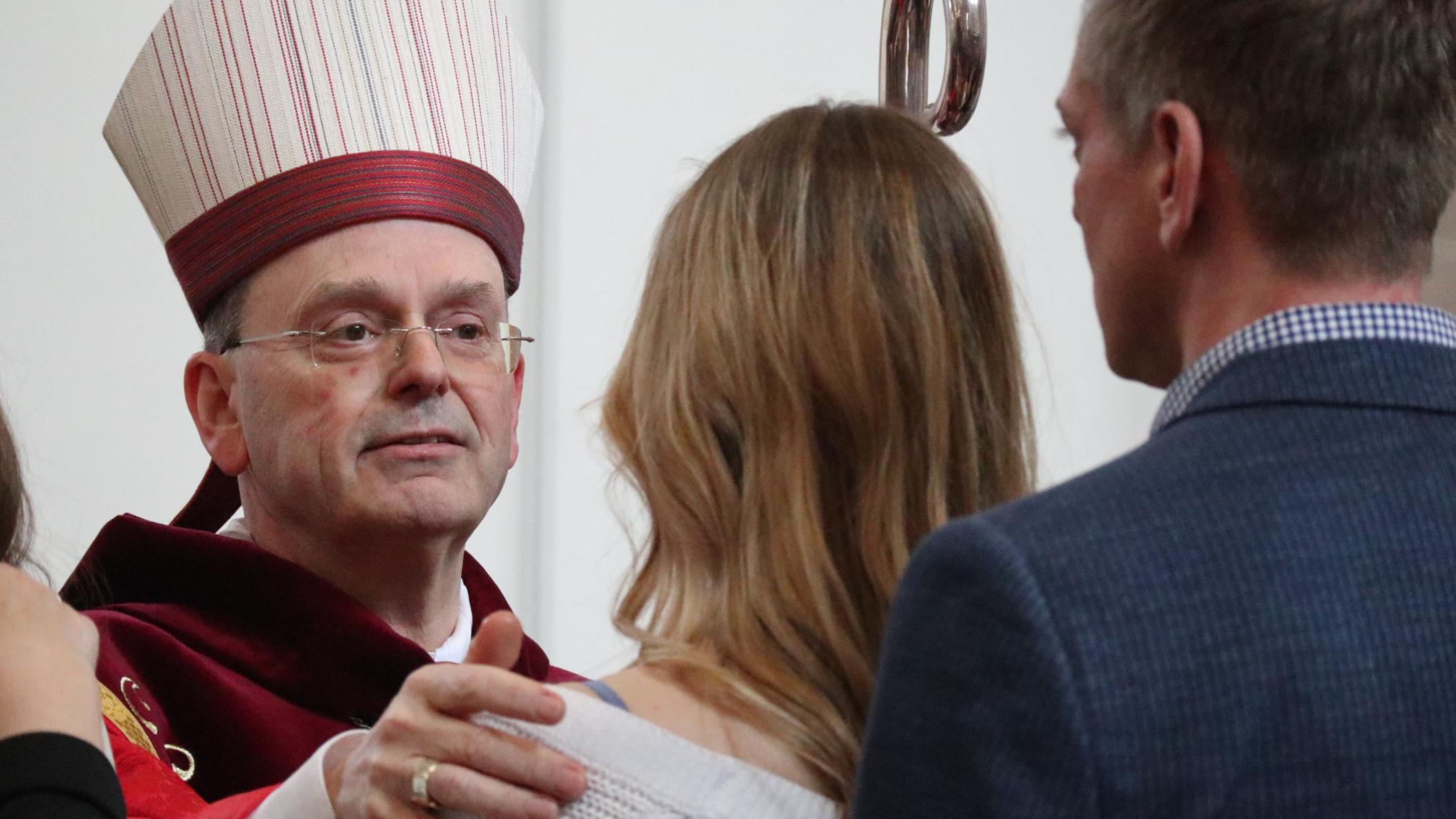 Weihbischof Robert Brahm bei einer Firmung im Jahr 2023