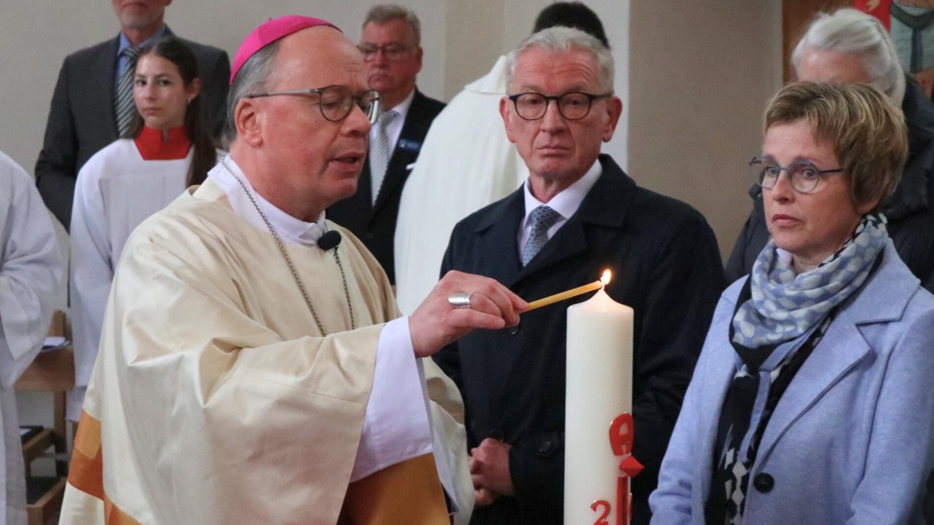 Bischof Ackermann entzündet die Osterkerze in der renovierten Kapelle in Walporzheim.