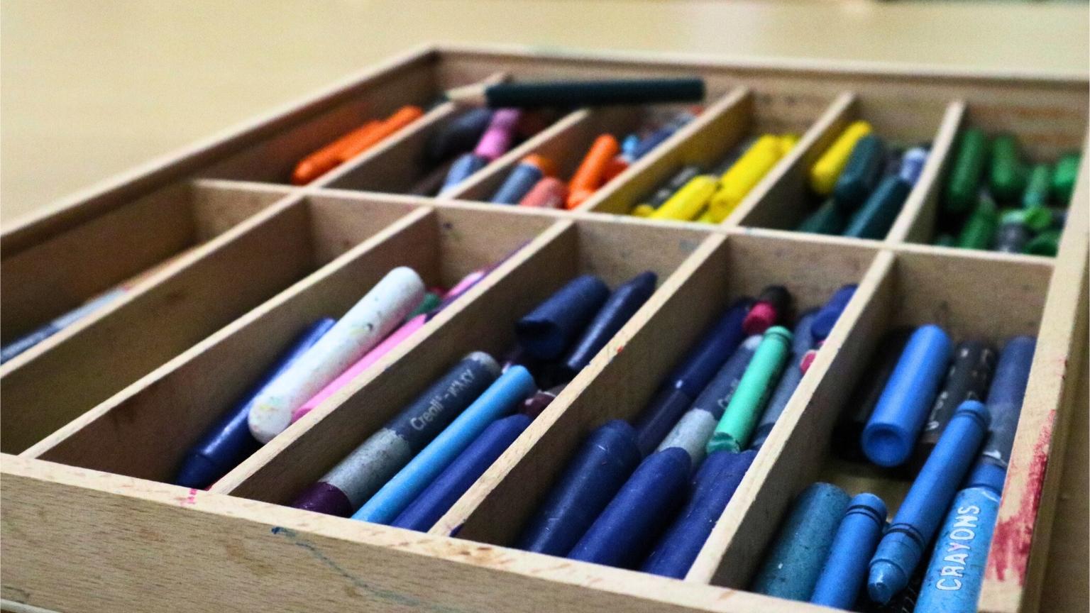 Toben, basteln oder Hausaufgaben machen - die Kinder im Hort haben viele Möglichkeiten.