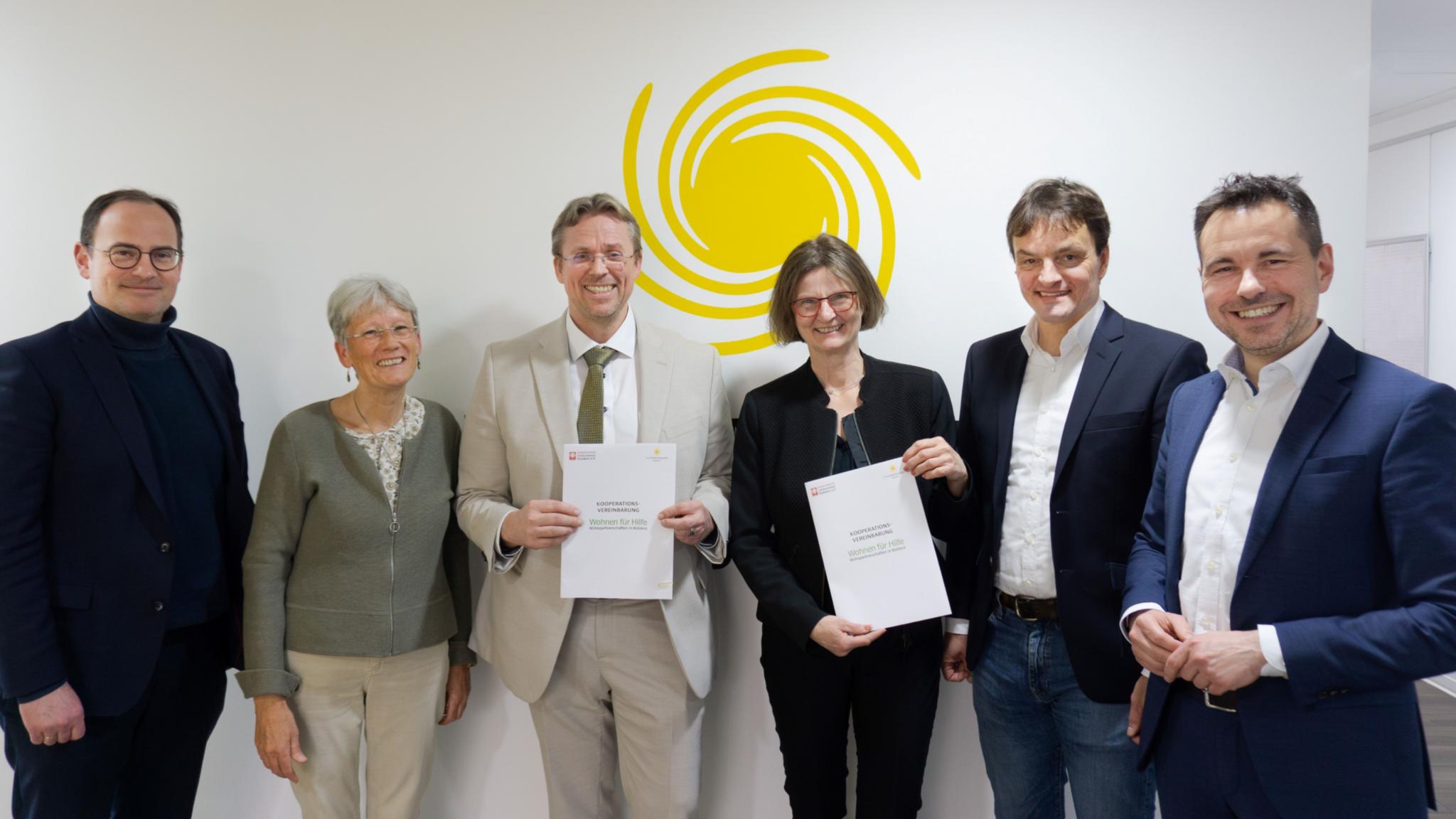 Strahlende Gesichter nach der Unterzeichnung der Kooperationsvereinbarung: Kulturdezernent Ingo Schneider, Anne Dommershausen (bisherige Projektkoordinatorin) Arne Kalkan (Geschäftsführer Studierendenwerk Koblenz), Caritasdirektorin Victoria Müller-Ensel und Gregor Bell (Caritas-Projektleiter) sowie Oberbürgermeister David Langner (v. links)