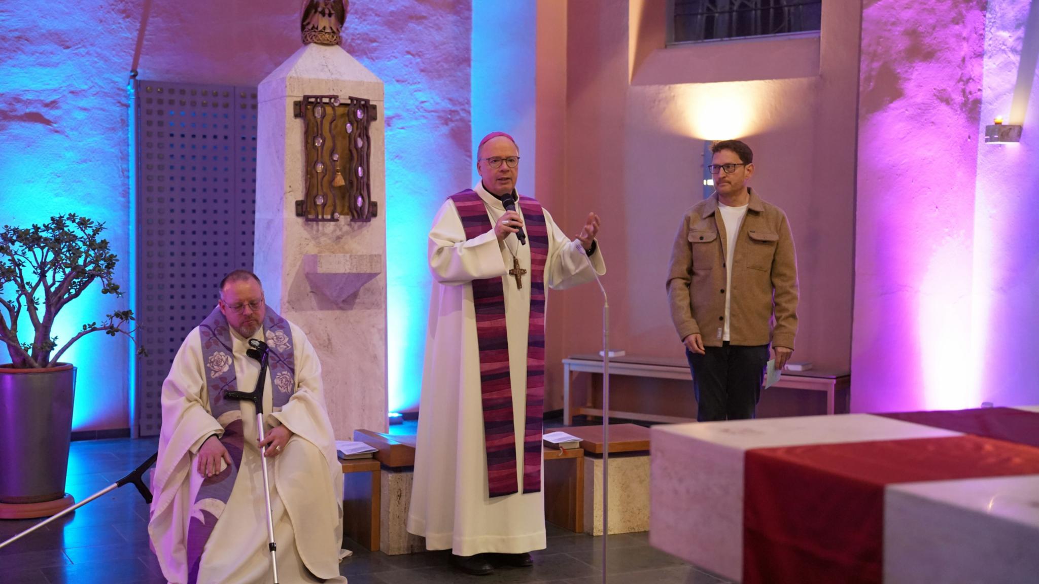 Bischof Stephan Ackermann (Mitte) blickt gemeinsam mit Pastoralreferent Roland Hinzmann zurück auf das erste Hirtenwort des Trierer Bischofs. Links Pfarrer Markus Weilhammer.