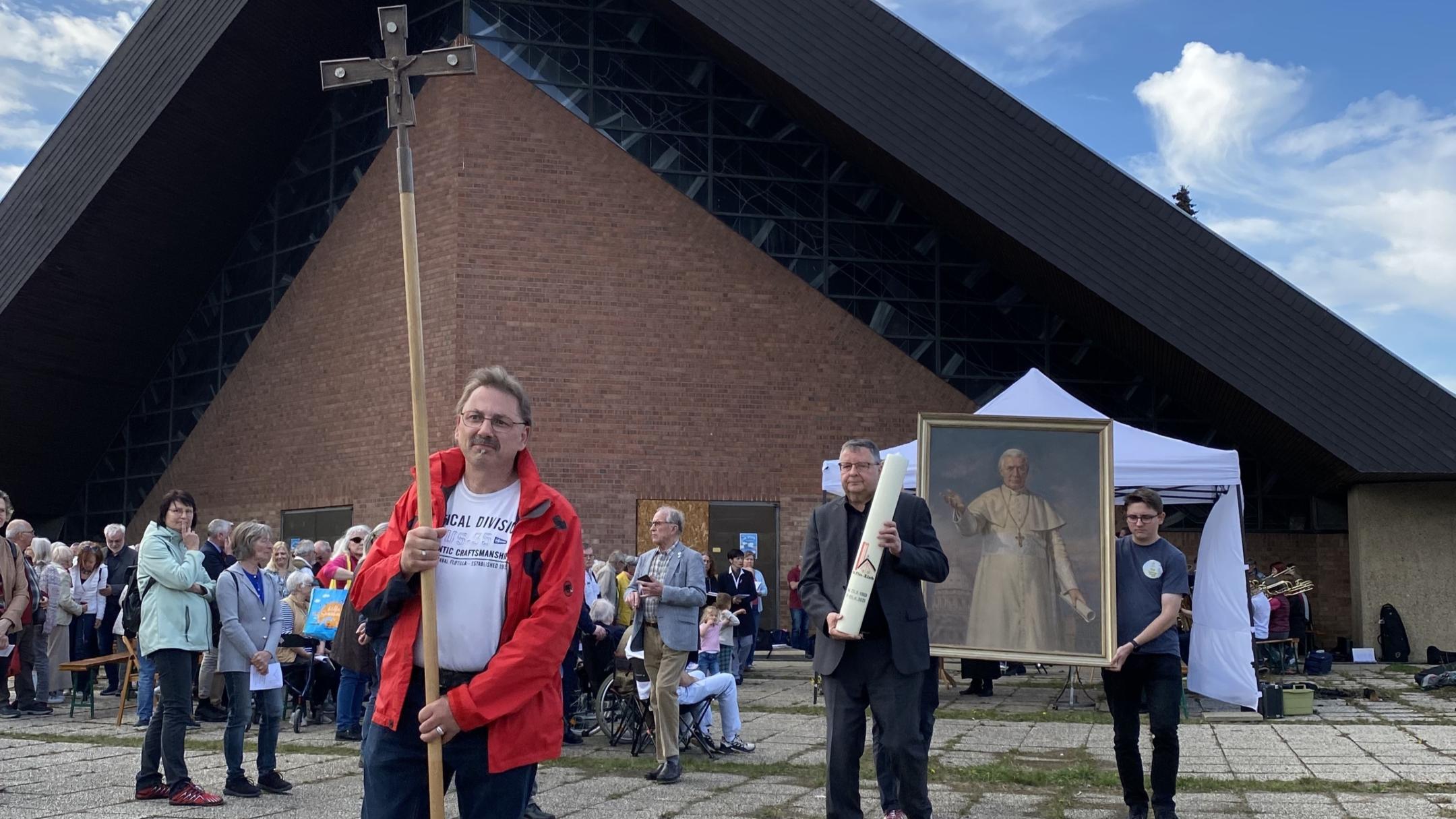 In einer Prozession wurden die Reliquien, das Prozessionskreuz und ein Heiligenbild von Pius X. nach St. Anna in Bachem getragen.