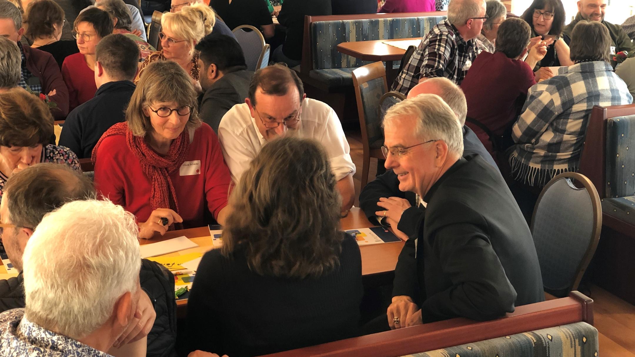 Engagiert diskutierte die Synodalversammlung über die künftigen Schwerpunkte der Arbeit im Pastoralen Raum. Mit dabei auch Weihbischof Jörg Michael Peters.