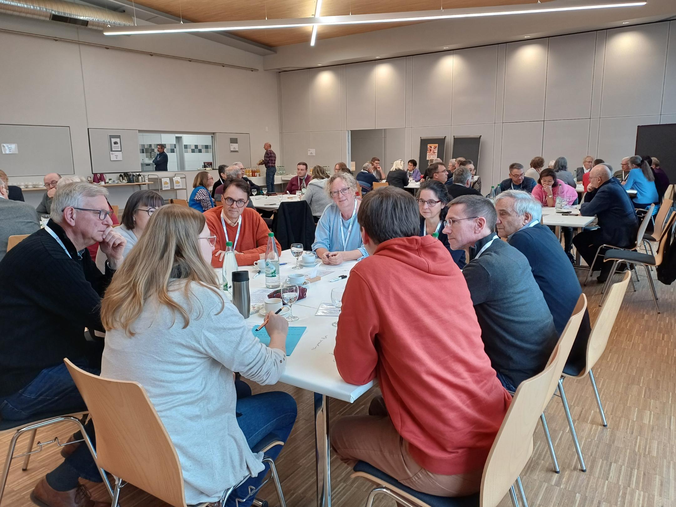Gruppenarbeit an 10 Tischen bei der Synodalversammlung