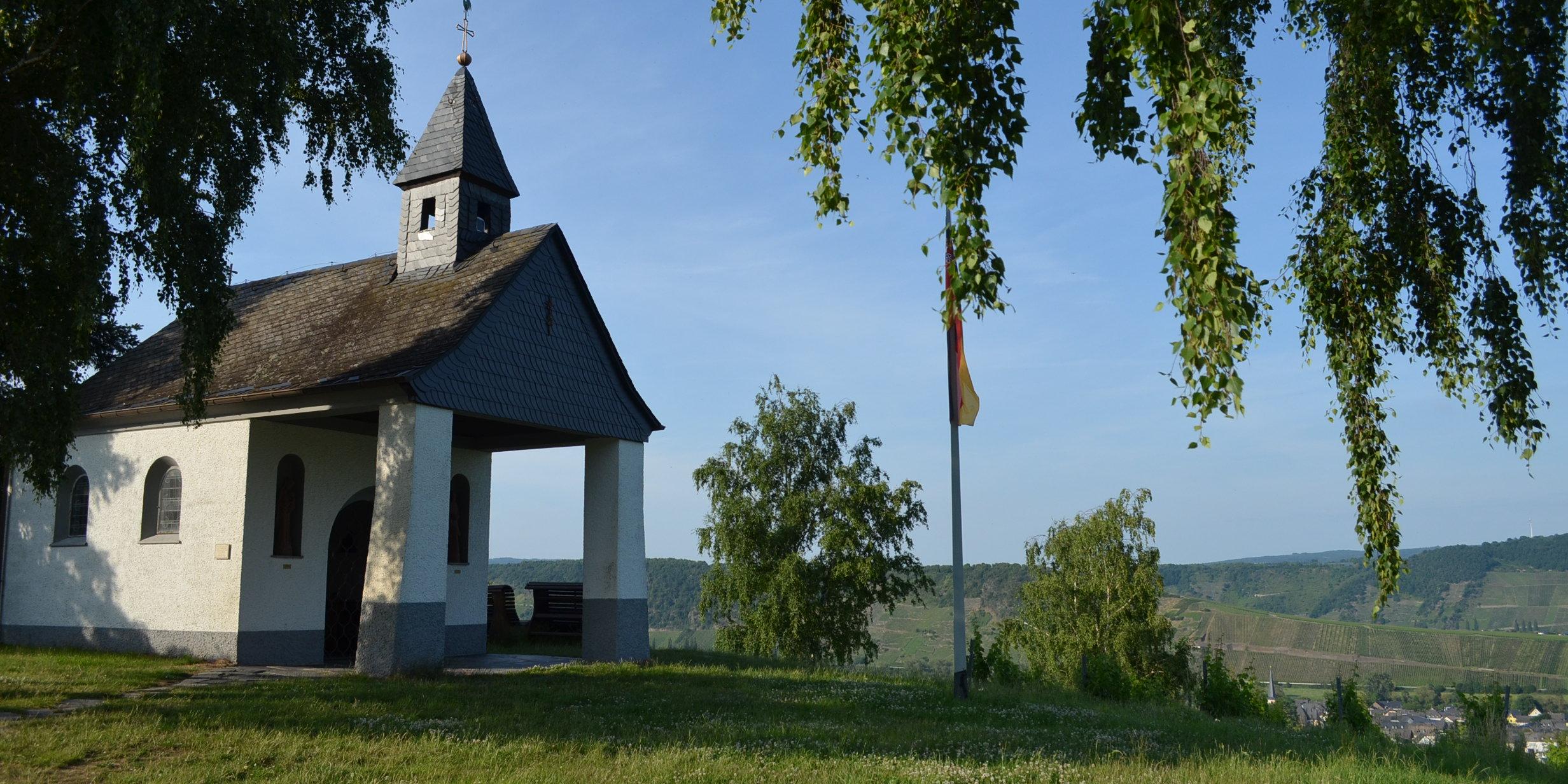 Blick auf Josefskapelle bei herrlichem Sonnenschein