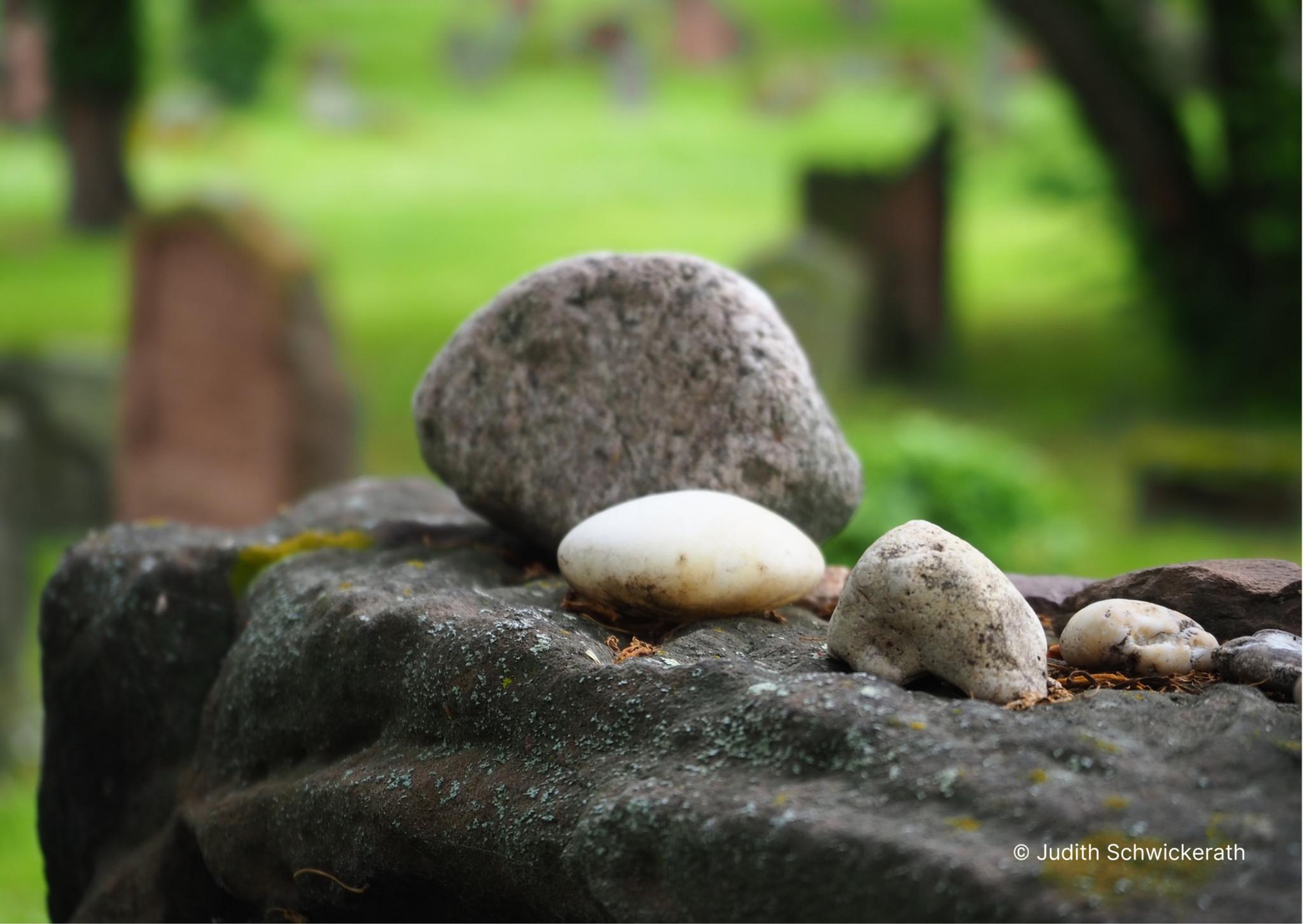 Niedergelegte Steine auf jüdischem Friedhof