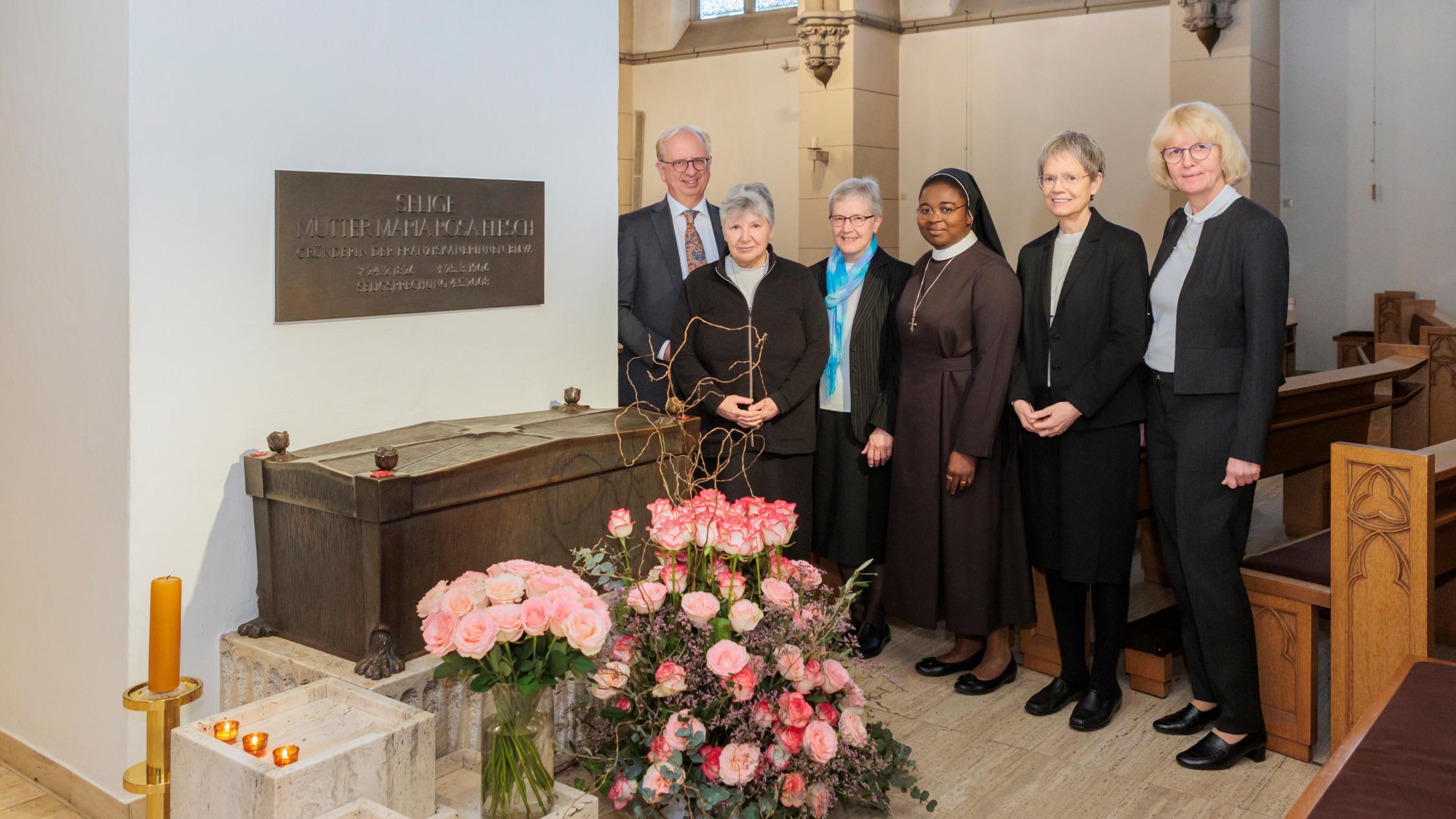 Die Ordensleitung mit Generaloberin Sr. M. Michaele Rohde (2. von rechts), Sr. M. Diane Tobossi (3. von rechts), Sr. Gerlinde-Maria Gard (3. von links) und Sr. Jutta Maria Musker (2. von links) zusammen mit Dr. Heinz-Jürgen Scheid, dem Vorstandsvorsitzenden der Marienhaus Stiftung, und Birgitta Lorke, der Vorsitzenden des Aufsichtsrats der Marienhaus GmbH, am Sarkophag der Seligen Mutter Rosa