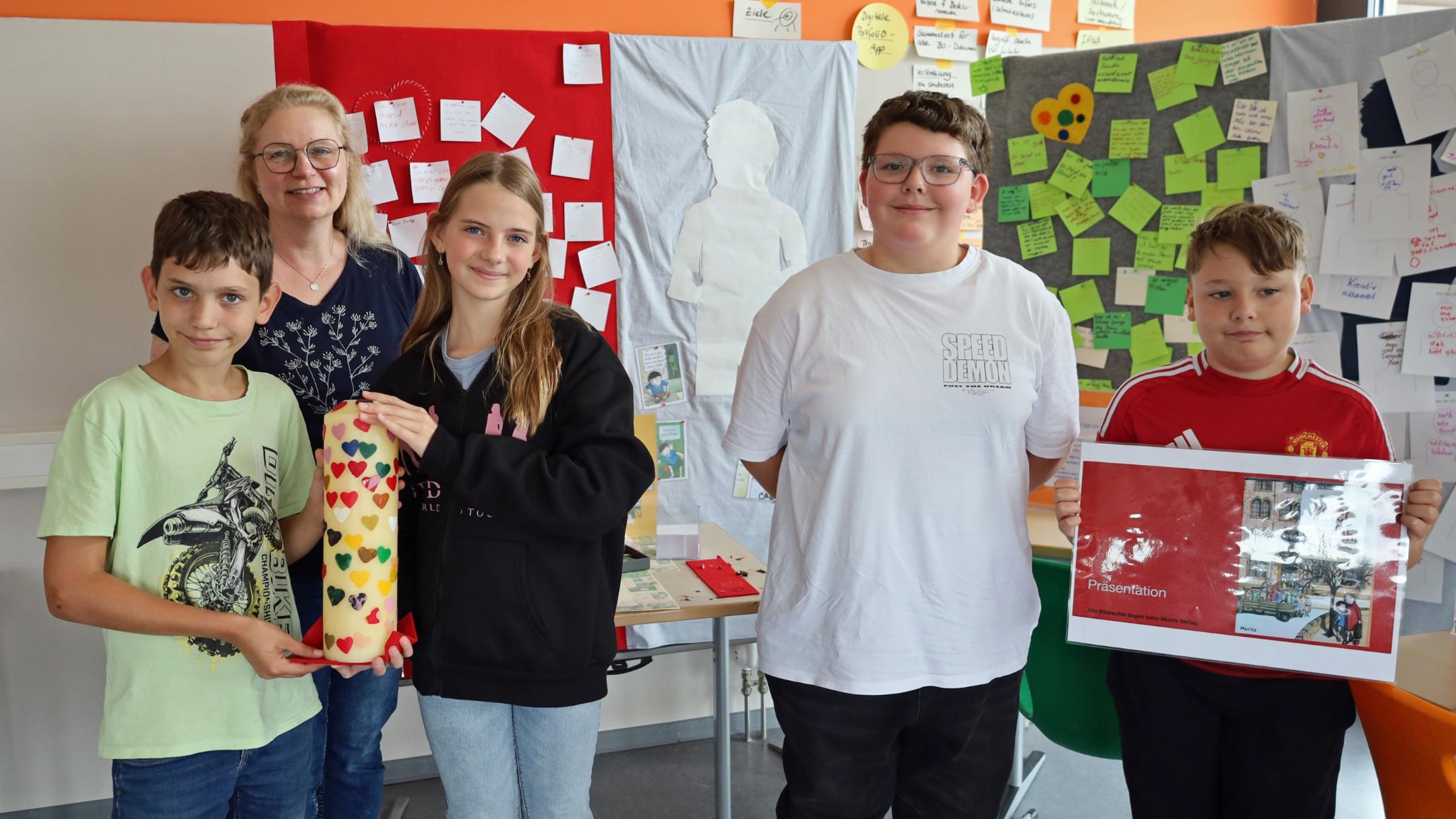 Lars, Lehrerin Jennifer Scheidt, Nia, Maxi und Max (von links) haben sich mit dem Lernparcours und einer Graphic Novel mit der Geschichte des jüdischen Jungen Peter beschäftigt.