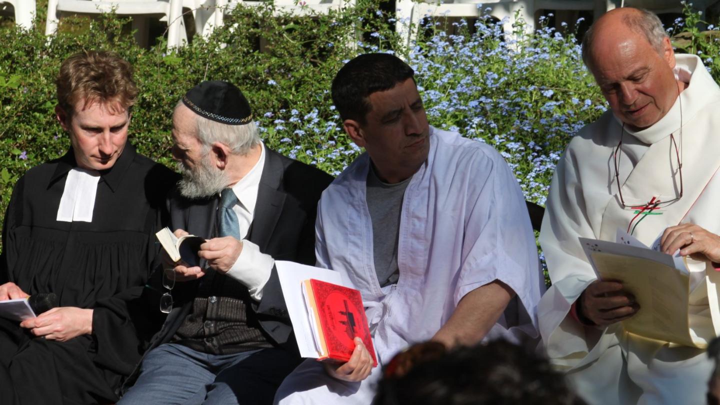 Archivfoto: Mitwirkende Geistliche der verschiedenen Religionen beim Interreligiösen Friedensgebet „auf der Grenze“ 2023.