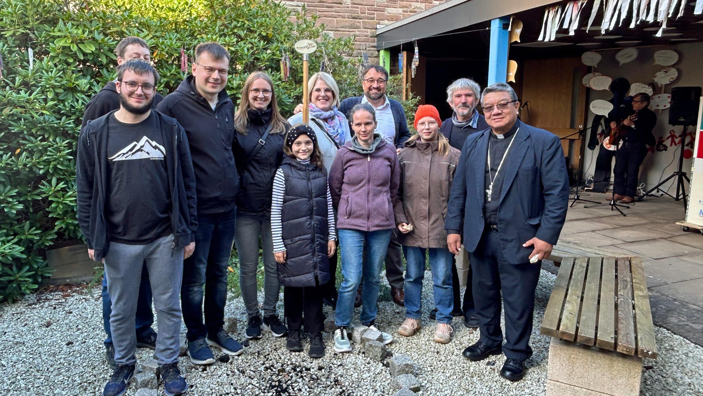 Austausch mit Bischof Aurelio nach dem Gottesdienst.