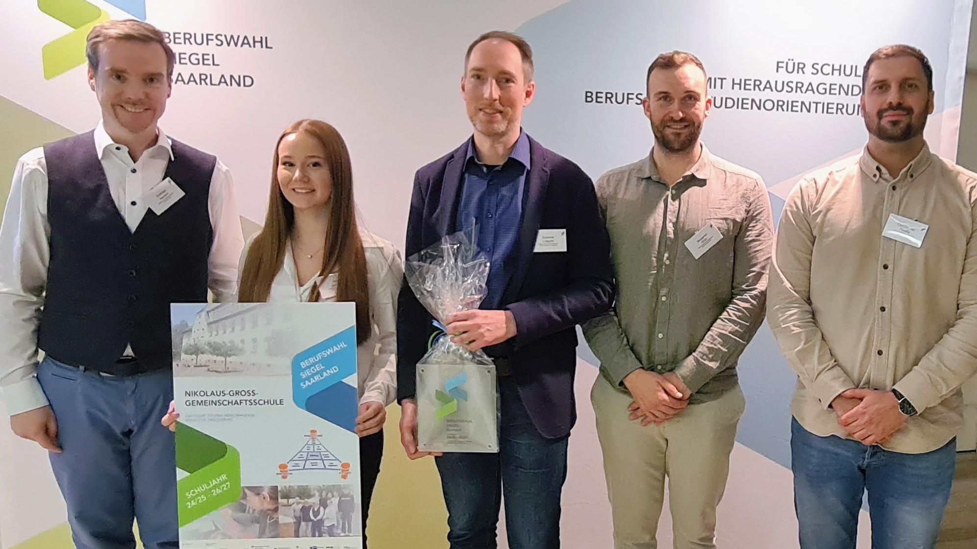 Andreas Hackert (Schulleiter), Mia Semmer (Schülervertretung), Dominik Lubjuhn (Oberstufenkoordinator), Benjamin Grün (BO-Lehrkraft), Christopher Pinella (Berufsberater, v.l.)).