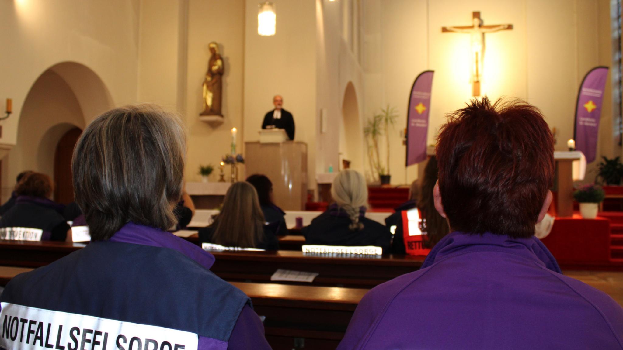 250 Menschen, viele davon in Einsatzkleidung, waren zum ökumenischen Gottesdienst in die Kirche St. Anna gekommen