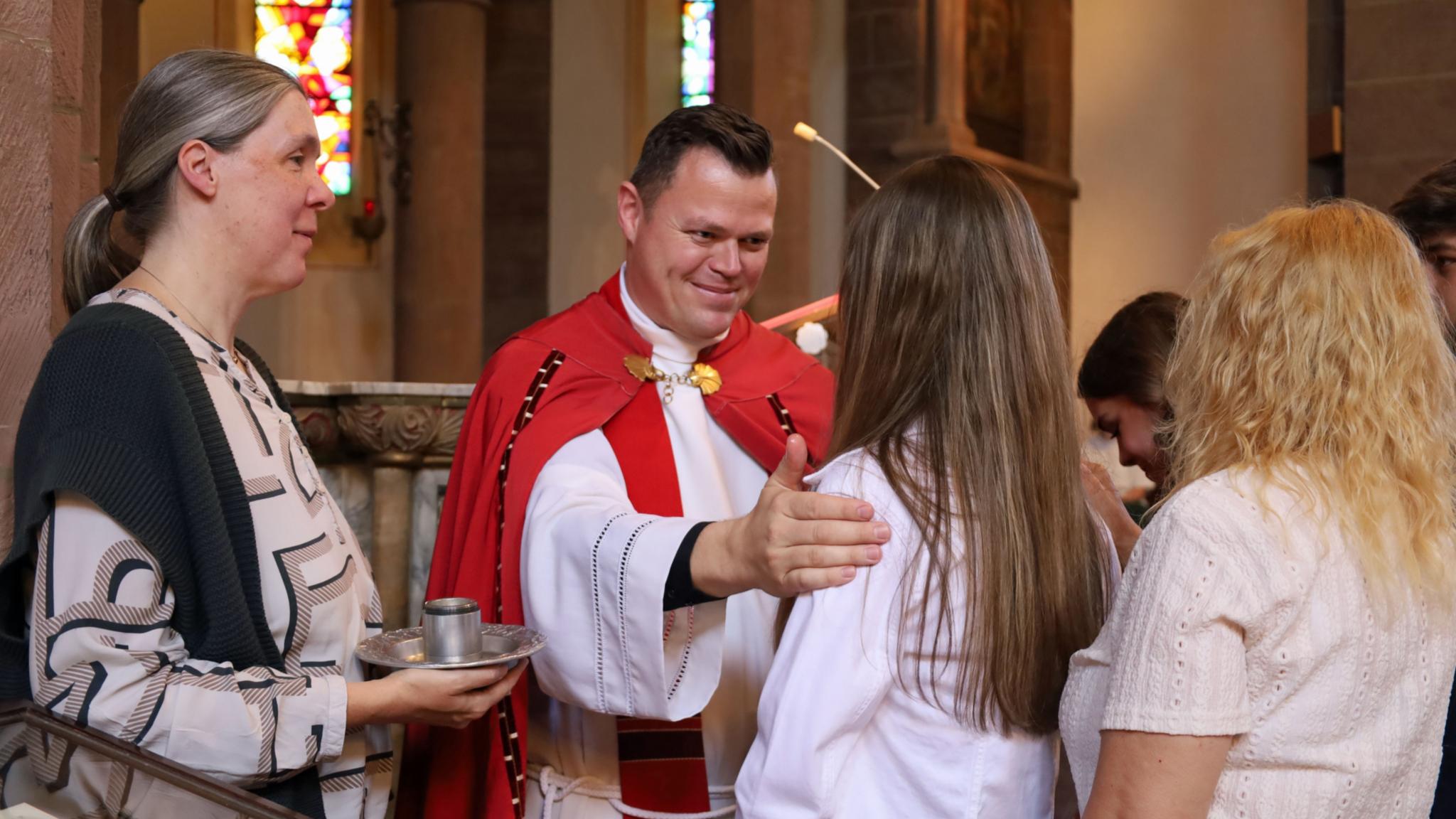 Generalvikar Tim Sturm firmt Jugendliche in der Kirche Heiliges Sakrament ('Saardom') in Dillingen.