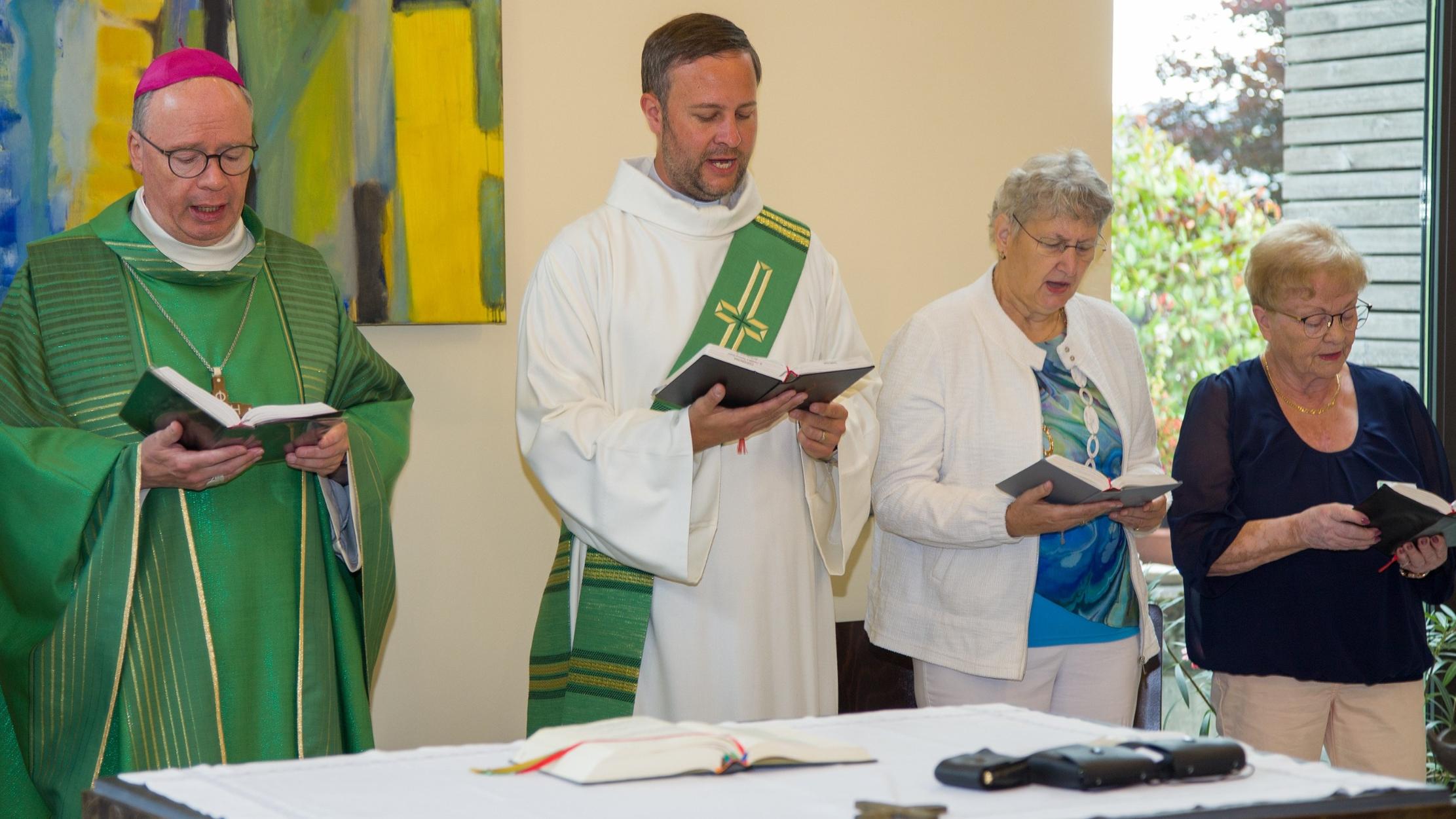Bischof Stephan Ackermann und Diakon Timo Wacht beim Sonntagsgottesdienst in der Krankenhauskapelle in Saarburg.