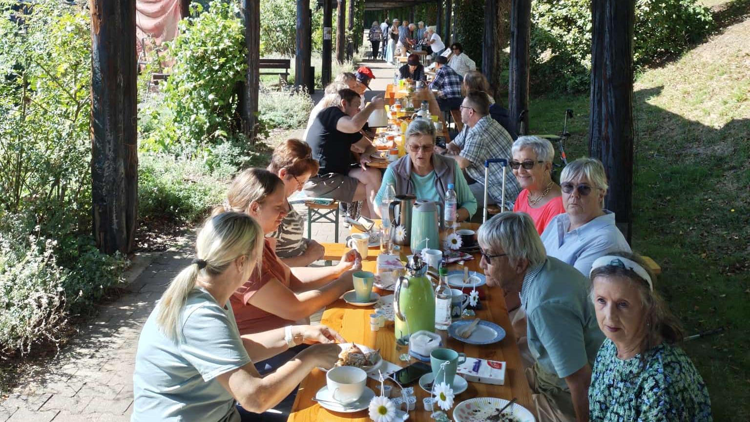Rund 150 Menschen kamen zur 'Längsten Kaffeetafel des Hochwalds'.