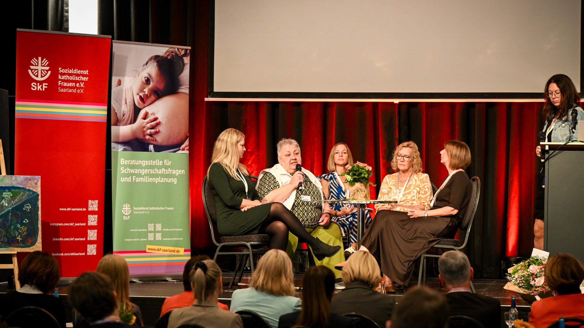 In einer Podiumsdiskussion berichtete das Team der SkF-Schwangerenberatung von Veränderungen in der Beratung.