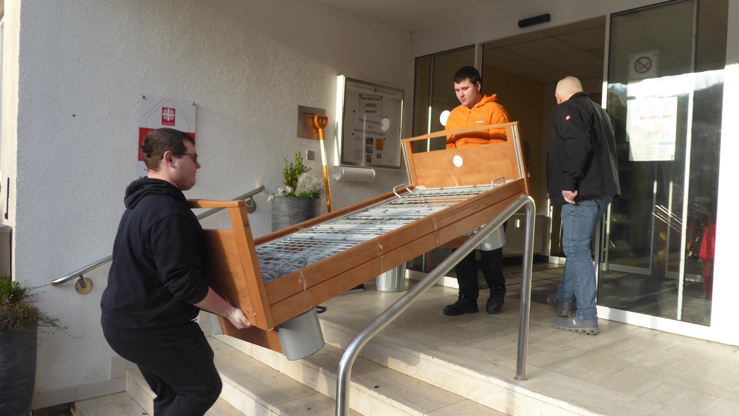 Die Helfer beim Verladen der bis zu 90 Kilogramm schweren Betten.