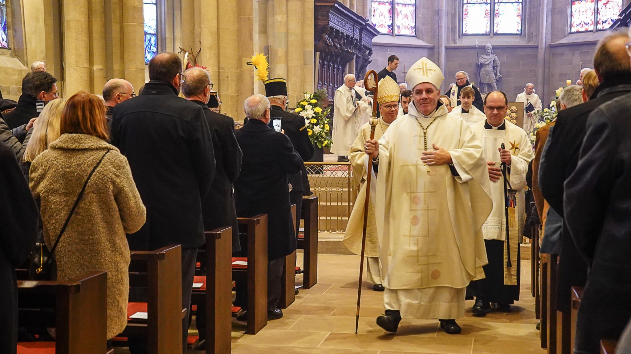 In der Abteikirche Tholey hat am Sonntag der neue Abt Wendelinus Naumann (Mitte) seine Benediktion zur Amtseinsetzung gefeiert. Gewählt wurde der 53-jährige Saarländer bereits im August. Nun erhielt er Ring, Mitra und Stab.