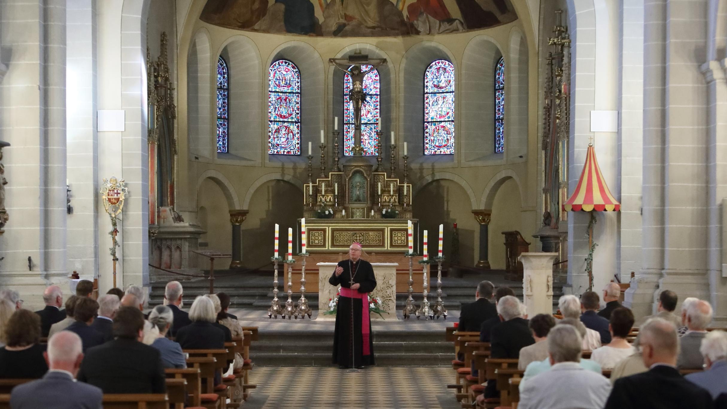 Bischof Ackermann bei der Ordensverleihung in der Koblenzer Basilika St. Kastor