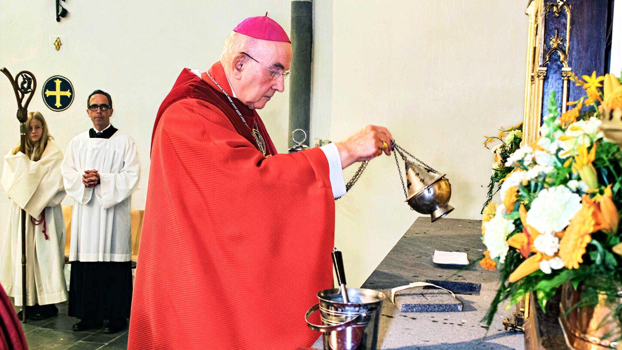 Bischof Felix Genn setzt die Reliquie ein