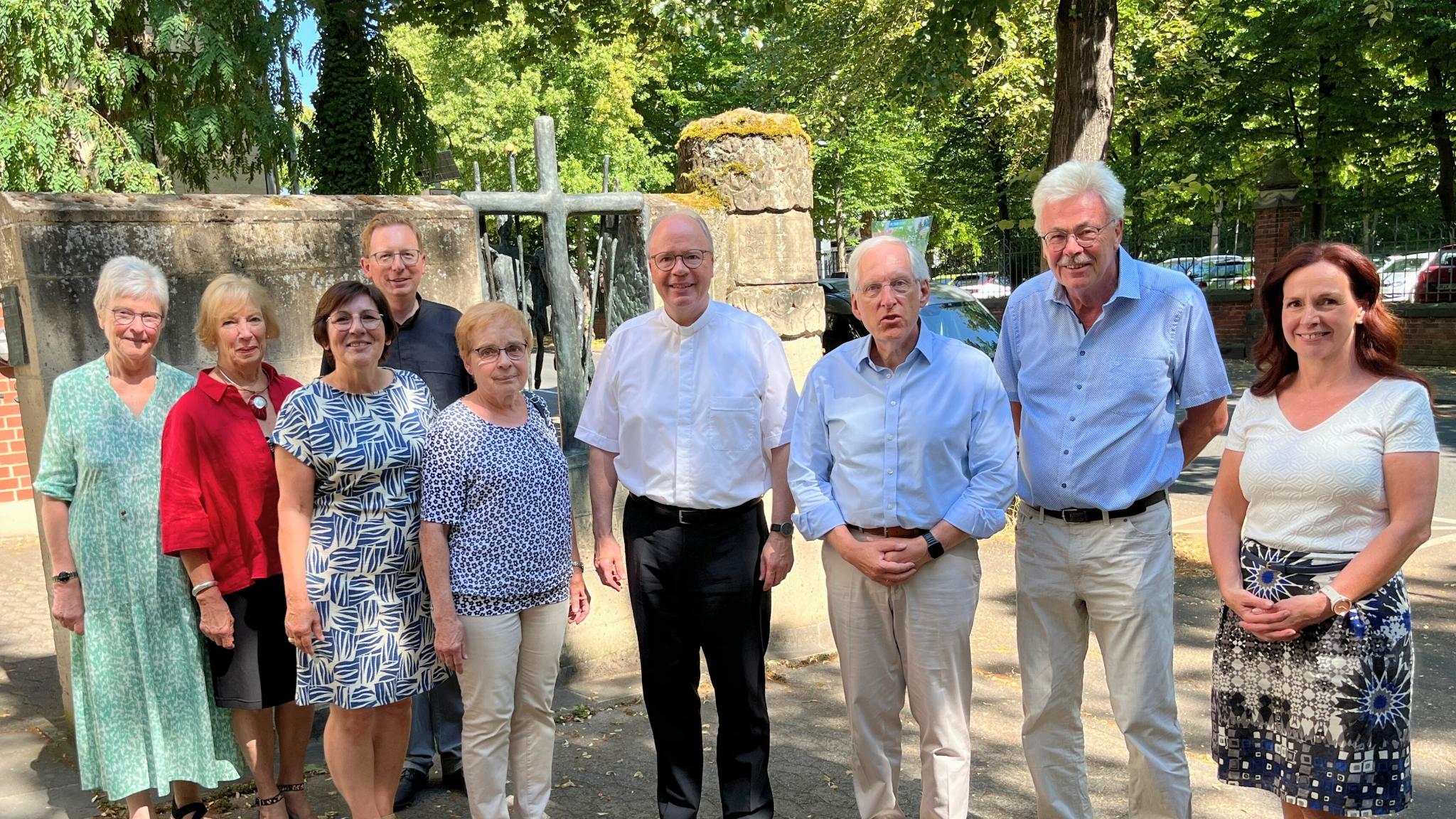Bischof Ackermann (Vierter v. rechts) hat im Rahmen seiner Visitation (Besuchsreise) durch den Pastoralen Raum Neuwied die katholische Familienbildungsstätte Neuwied besucht und sich mit den Vorstandsmitgliedern des Trägervereins und der geschäftsführenden Leiterin, Sylvia Schifano (rechts) ausgetauscht.