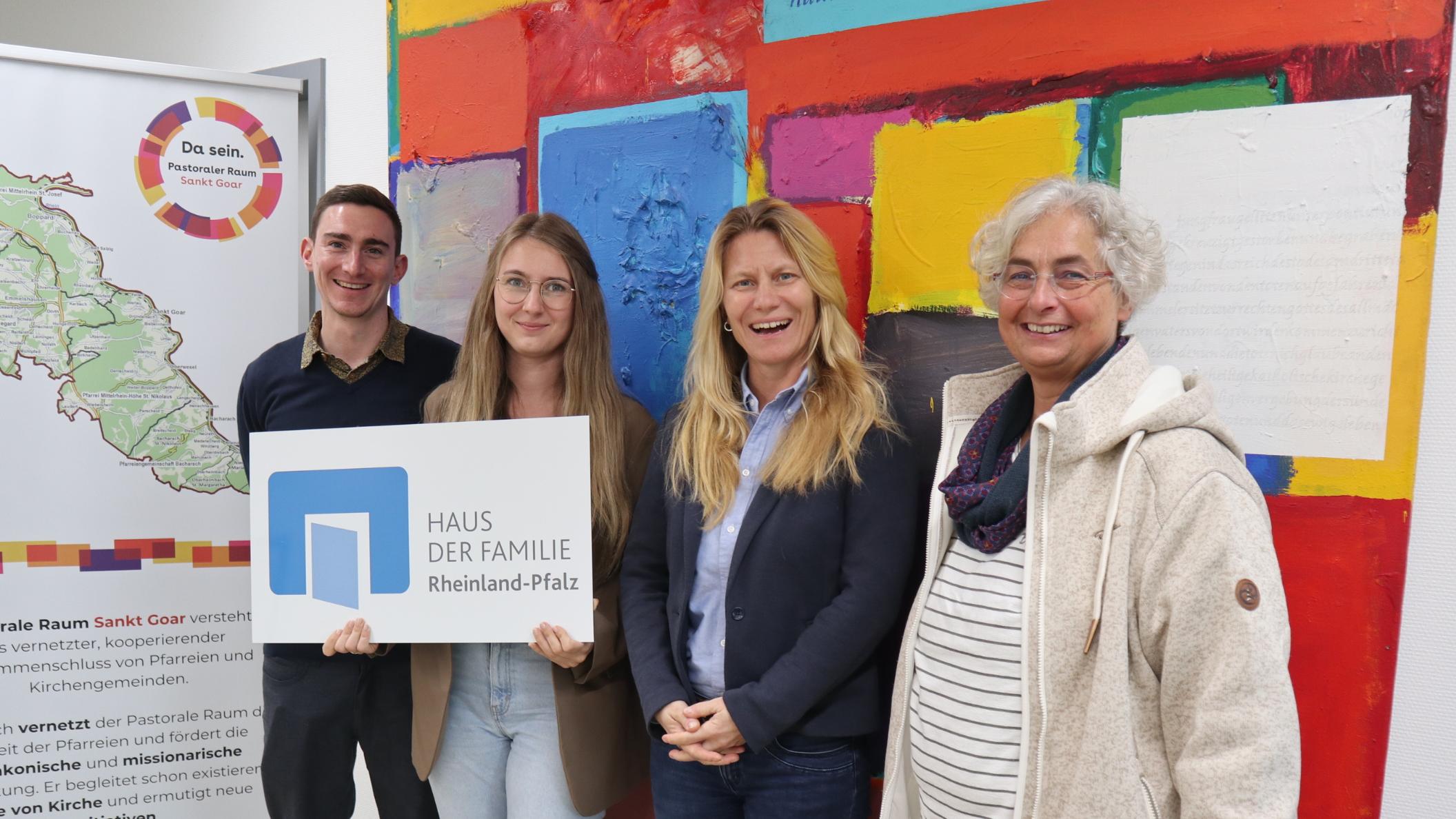 Gemeinsam für Familien im Rhein-Hunsrück-Kreis (v. links) Tobias Petry vom Leitungsteam des Pastoralen Raums Sankt Goar, Celine Gregor von der Katholischen Familienbildungsstätte Koblenz, Claudia Lang vom Leitungsteam des Pastoralen Raums und die geschäftsführende Leiterin der Koblenzer Familienbildungsstätte, Felicitas Flöthner.