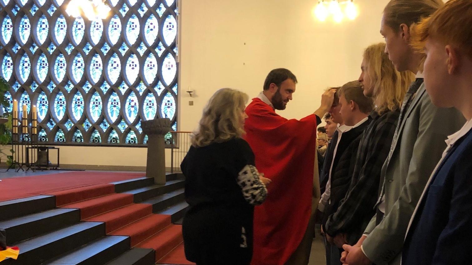 Jugendpfarrer Lück bei der Firmung in St. Veit Mayen