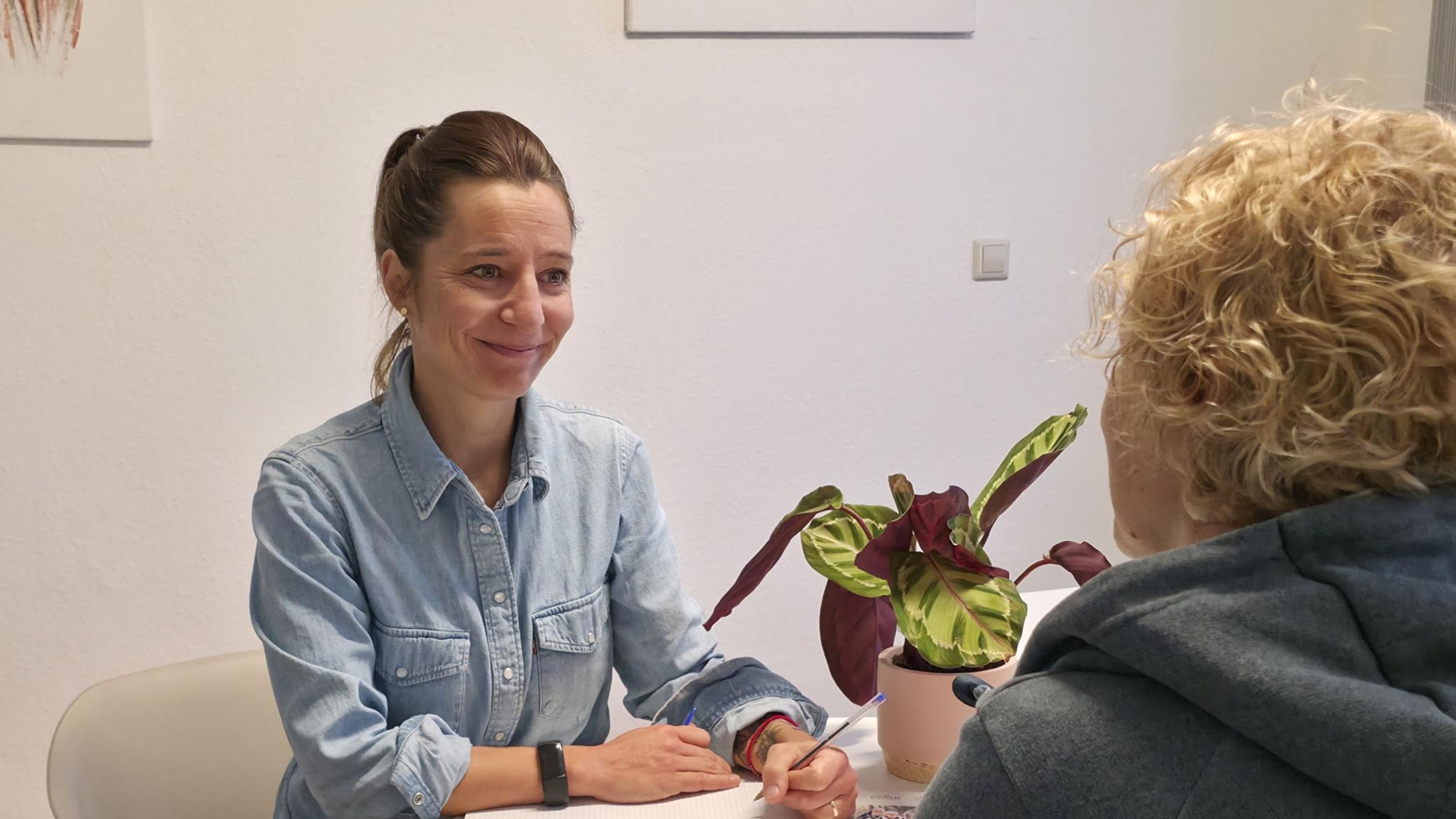 Mit ihrem Beratungsangebot möchte die Caritas nicht nur finanzielle Entlastung schaffen, sondern auch die Teilhabe lebenserfahrener Menschen fördern.  