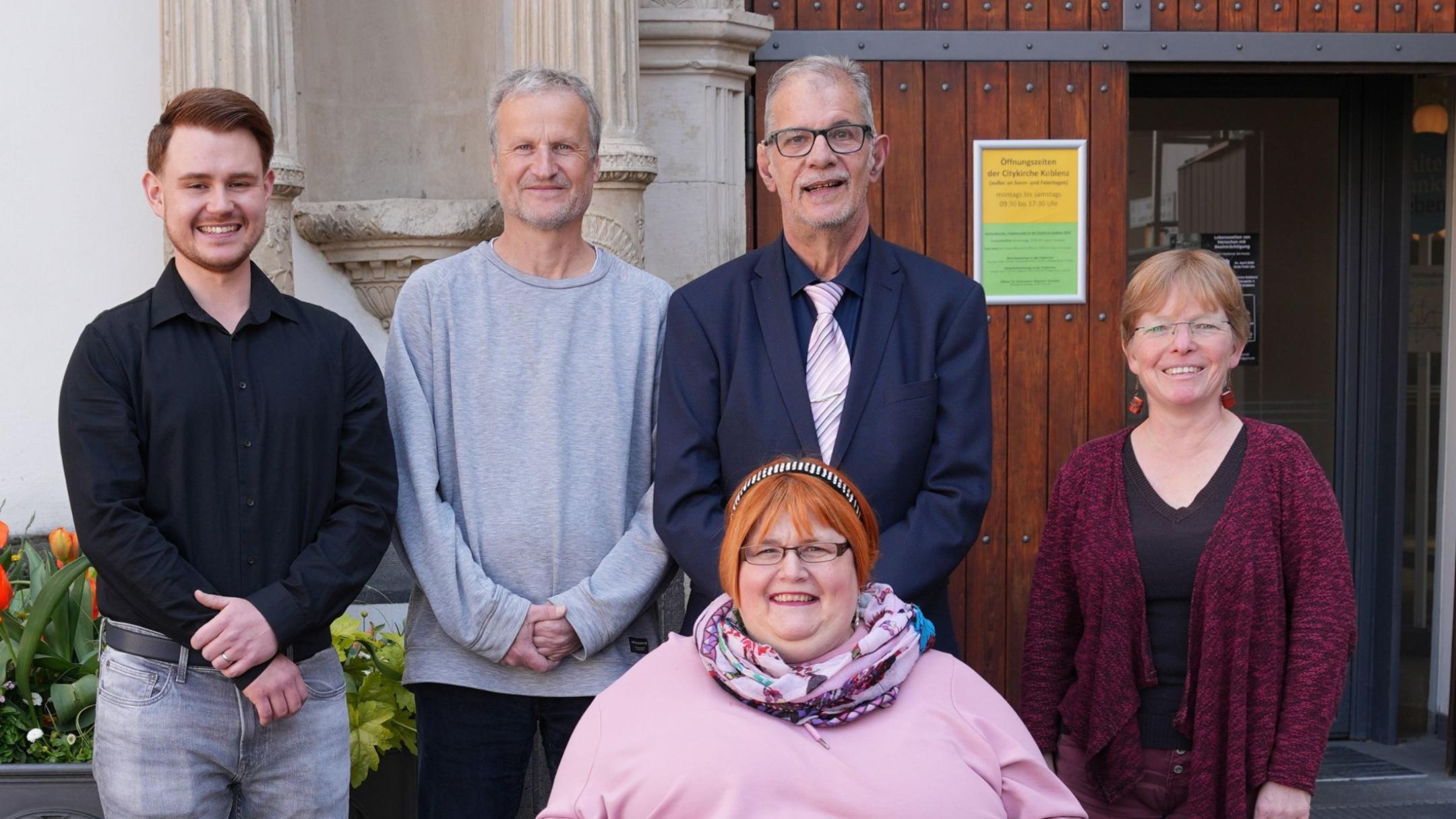Freuten sich über die große Resonanz bei der Gedenkveranstaltung in der Koblenzer Citykirche (von links): Heilerziehungspfleger aus dem Caritas-Haus Eulenhorst, Johannes Szymanski, Holger Großklos (Gesamtleitung Wohnhäuser), Angela Platz und Werner Schmelzer als Bewohner aus dem Caritas-Haus Eulenhorst und wissenschaftliche Dokumentarin der Gedenkstätte Hadamar, Dr. Esther Abel.