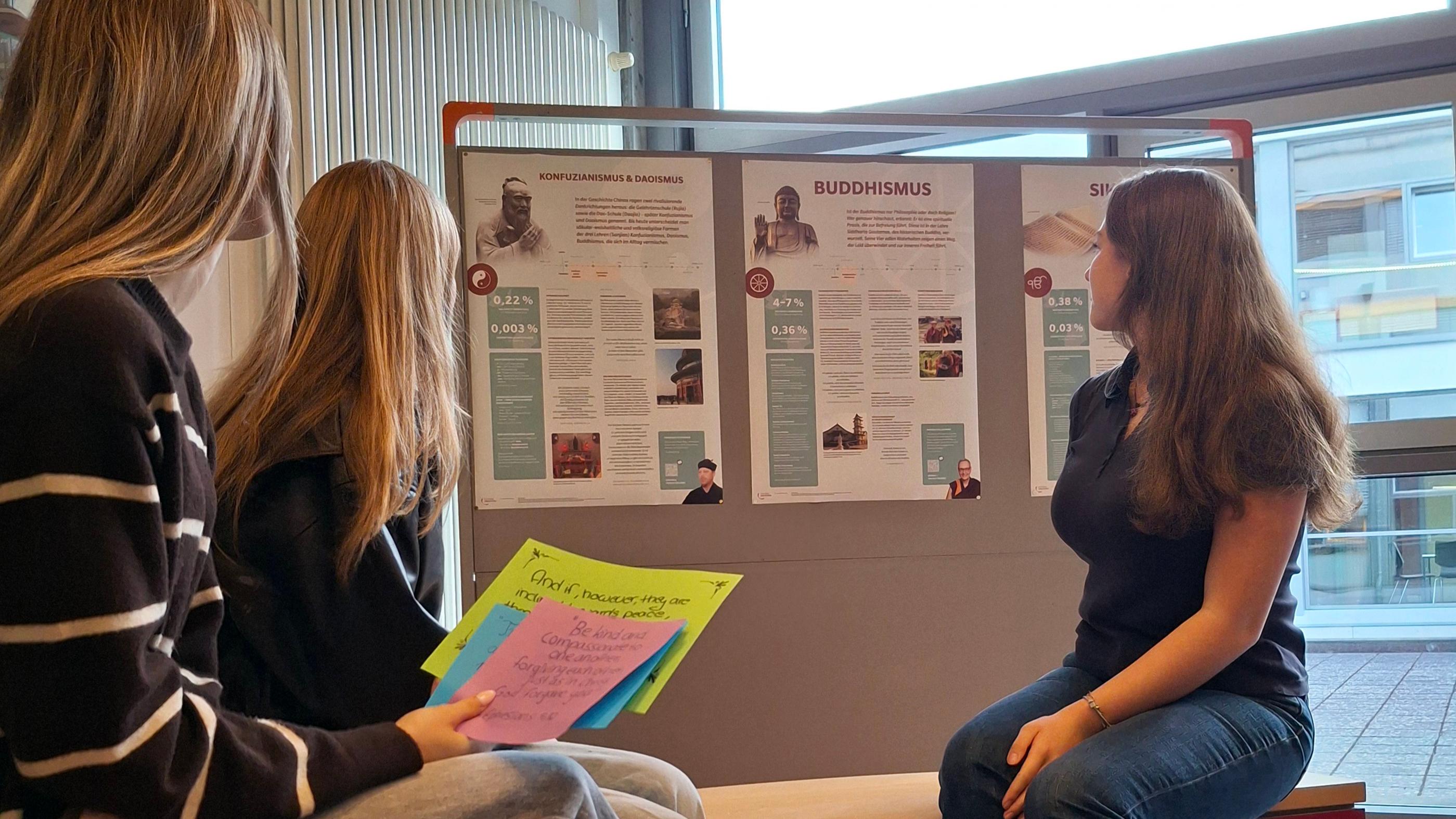 Schülerinnen der IGS Zell bei der Vernissage zur Ausstellung „Anders als du glaubst. Religionen - Werte - Frieden“ der Stiftung Weltethos