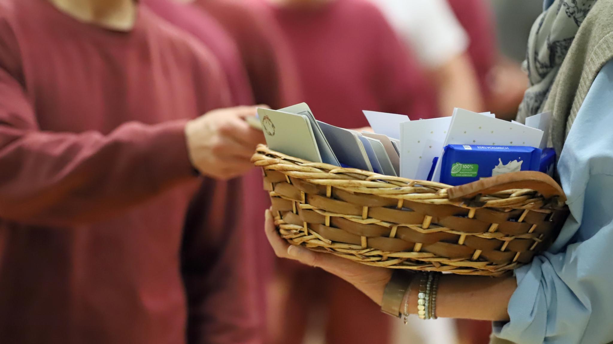 Weihnachtspostkarten und Schokolade für die Gefangenen