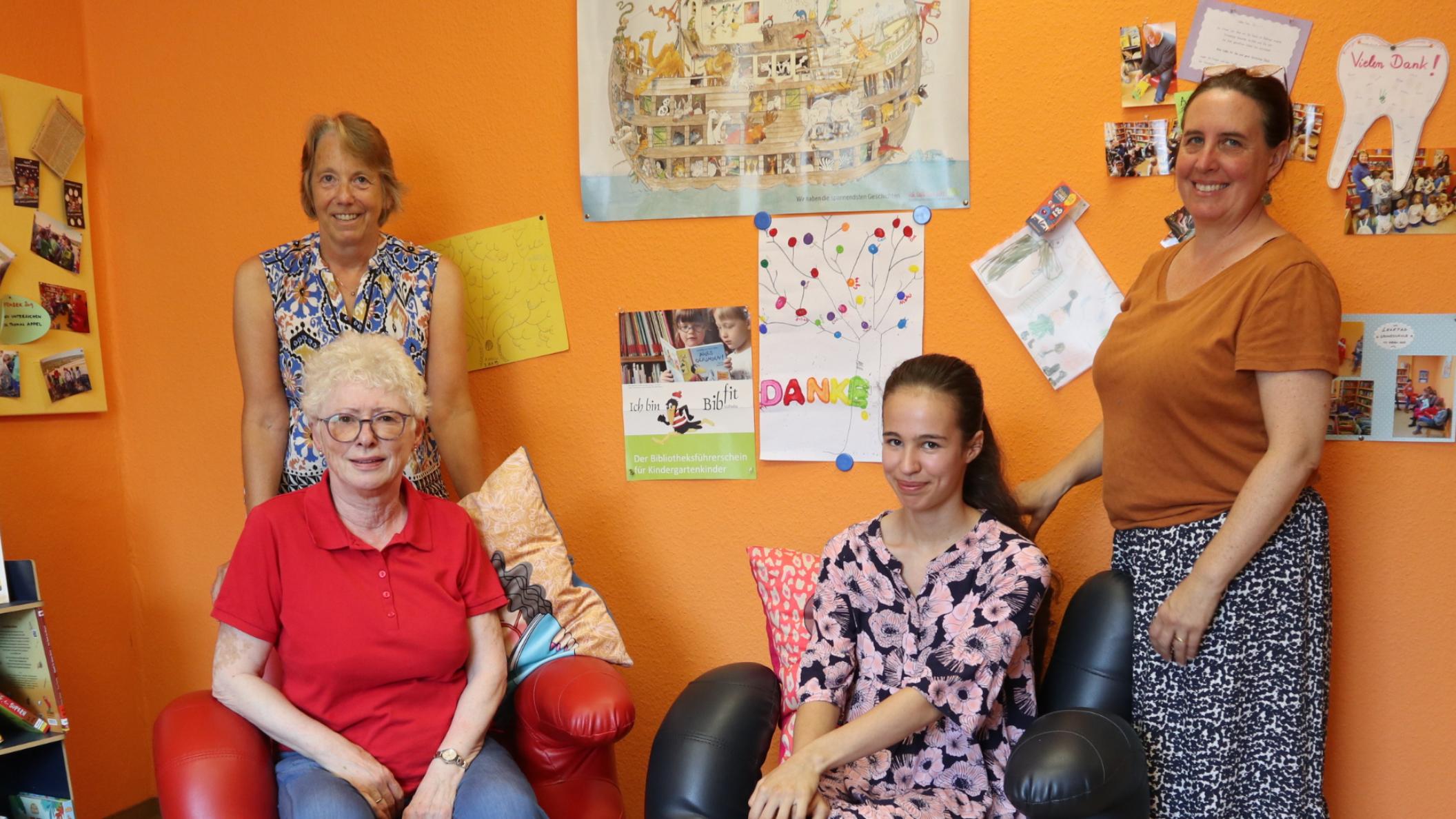 Ein Teil des ehrenamtlichen Teams der katholischen öffentlichen Bücherei in Weiler (v. links) Gudrun Gerharz, Bernadette Wendling, Charlotte Jung und Aude Weiss.