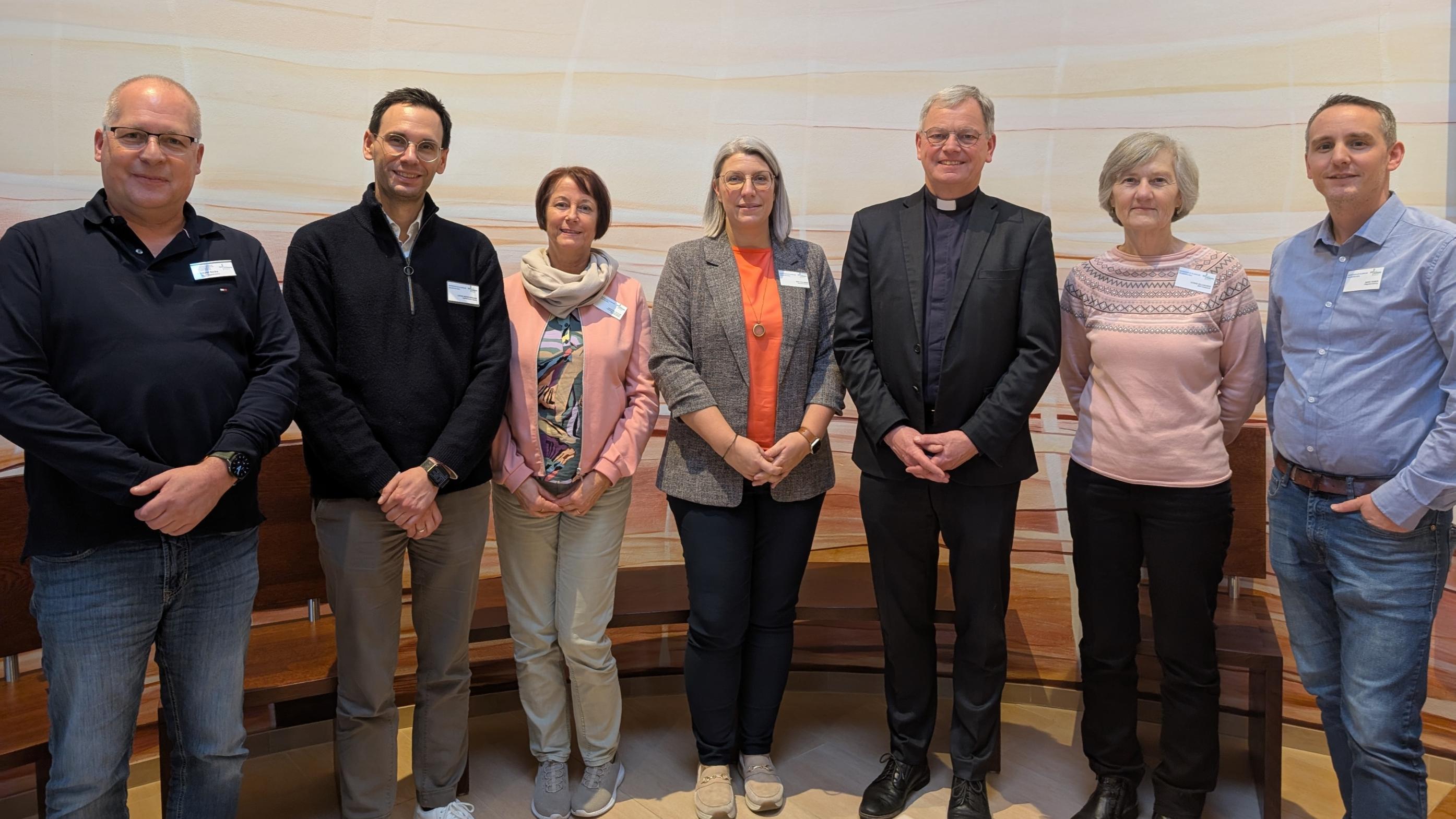 Der Generalvikar Ulrich von Plettenberg in der Kapelle des Marienhaus Klinikums Neunkirchen. v.l.n.r.: Michael Sicks (stellv. Pflegedirektor), Lucas Merschbächer (Kaufmännischer Direktor), Martina Paulus (Pastoralreferentin), Nina Cullmann (Krankenhausoberin), Dr. Ulrich von Plettenberg (Generalvikar des Bistums Trier), Ulrike Killius-Reis (Vorsitzende der Mitarbeitervertretung), Marc Raber (Pflegedienstleiter)
