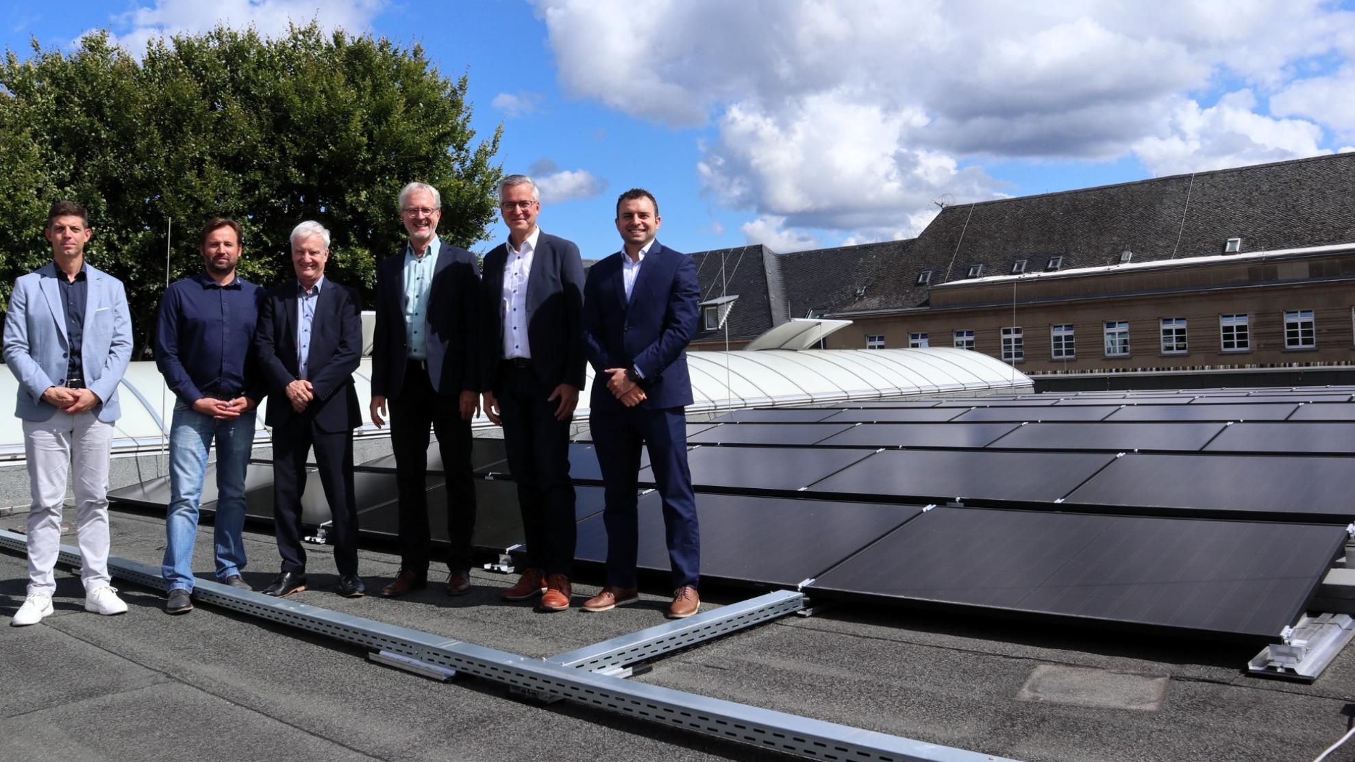Schauen sich die neue PV-Anlage auf dem Dach der Sporthalle des Bischöflichen Cusanus-Gymnasiums genau an (v. links): Sven Schneider und Dieter Moor beide von Viva Solar, Andreas Trogsch, Leitender Direktor im Bischöflichen Generalvikariat, Schulleiter Carl Josef Reitz, Geschäftsführer der Diözese Trier Energie GmbH Markus Schlich und André Themoteo, Referent im Referat Klimaschutz im Bischöflichen Generalvikariat Trier.