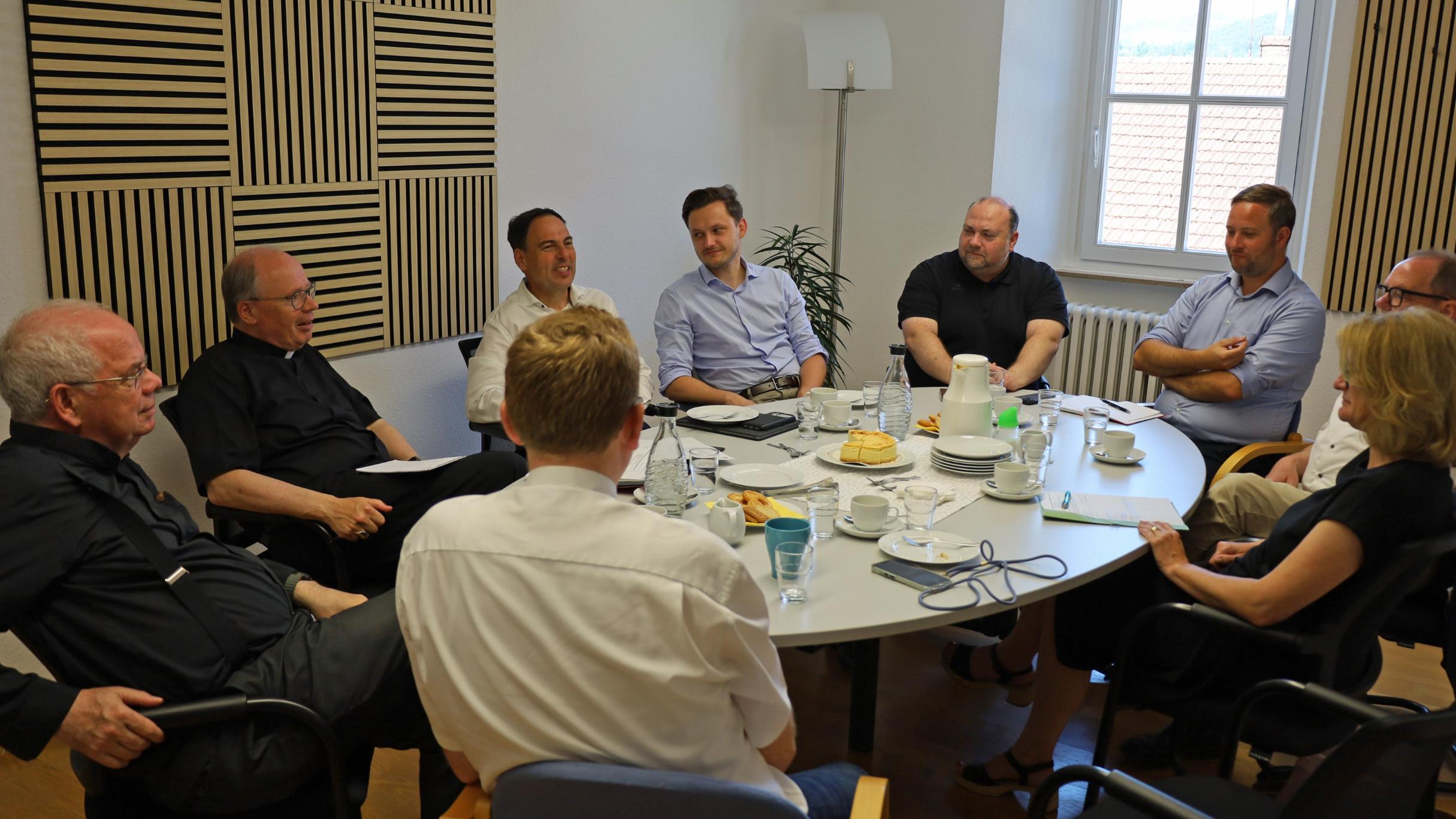 Mit den beiden kommunalen Vertretern sowie Bürgermeister Jürgen Dixius, der Beigeordneten Simone Thiel, und den weiteren Leitungsteammitgliedern, Dekan Georg Goeres, Timo Wacht und Thomas Lessinger, traf sich der Bischof zum Austausch.