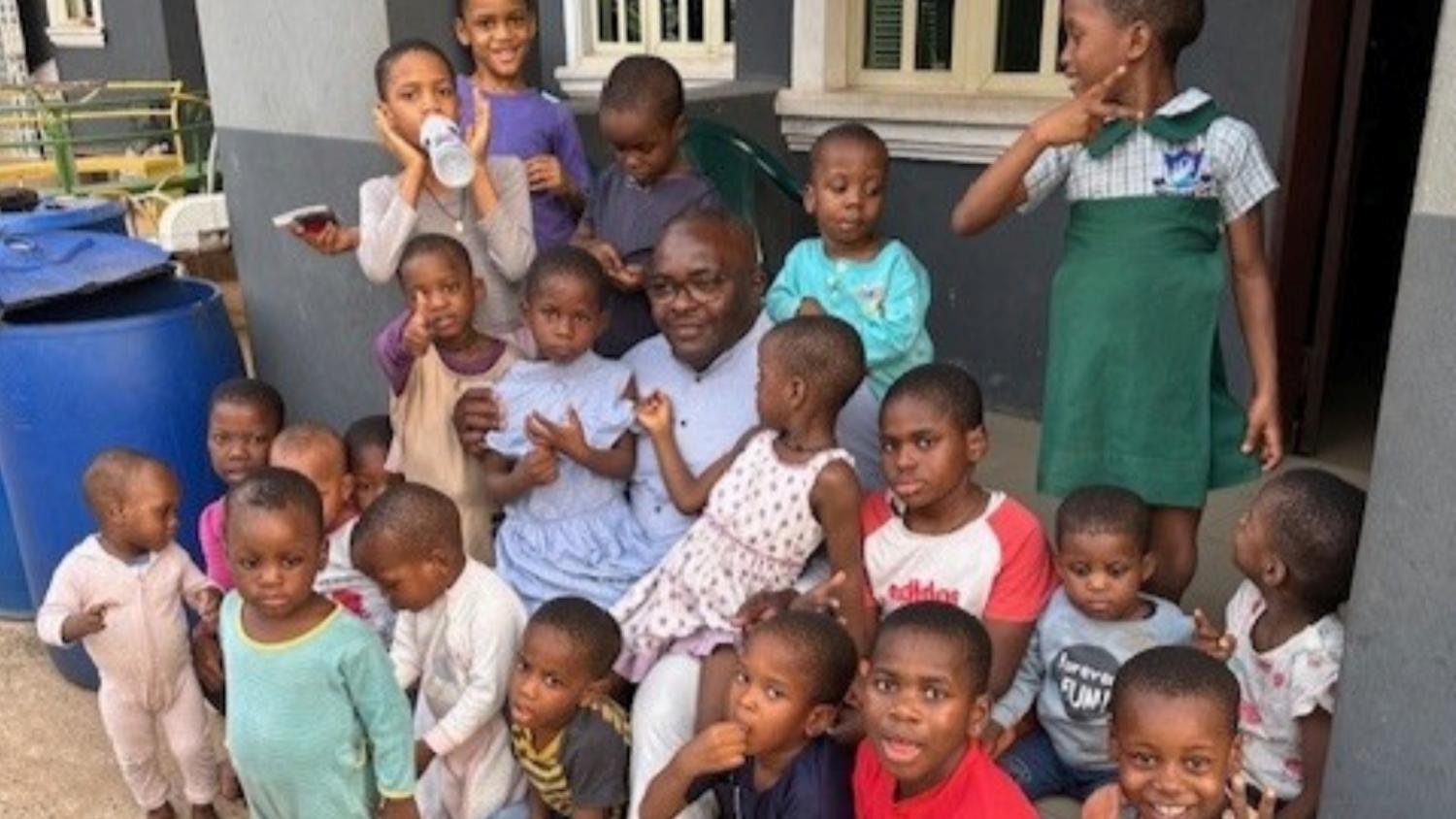 PaterMagnus Ifedikwa ist in Nigeria geboren, zur Schule gegangen und hat dort das Priesterseminar besucht.