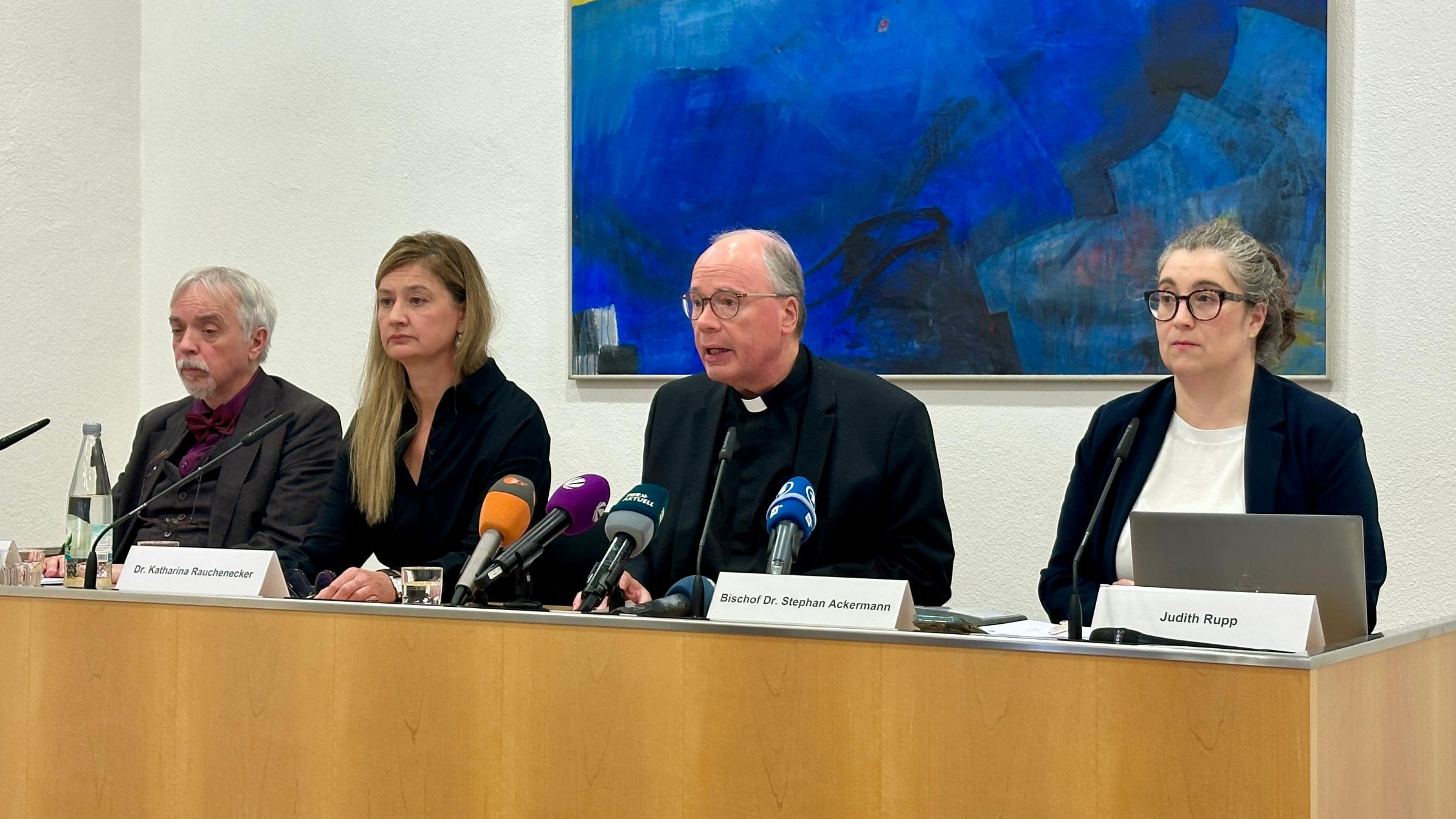 Dr. Andreas Zimmer, Dr. Katharina Rauchenecker, Bischof Dr. Stephan Ackermann und Judith Rupp (vlnr.)