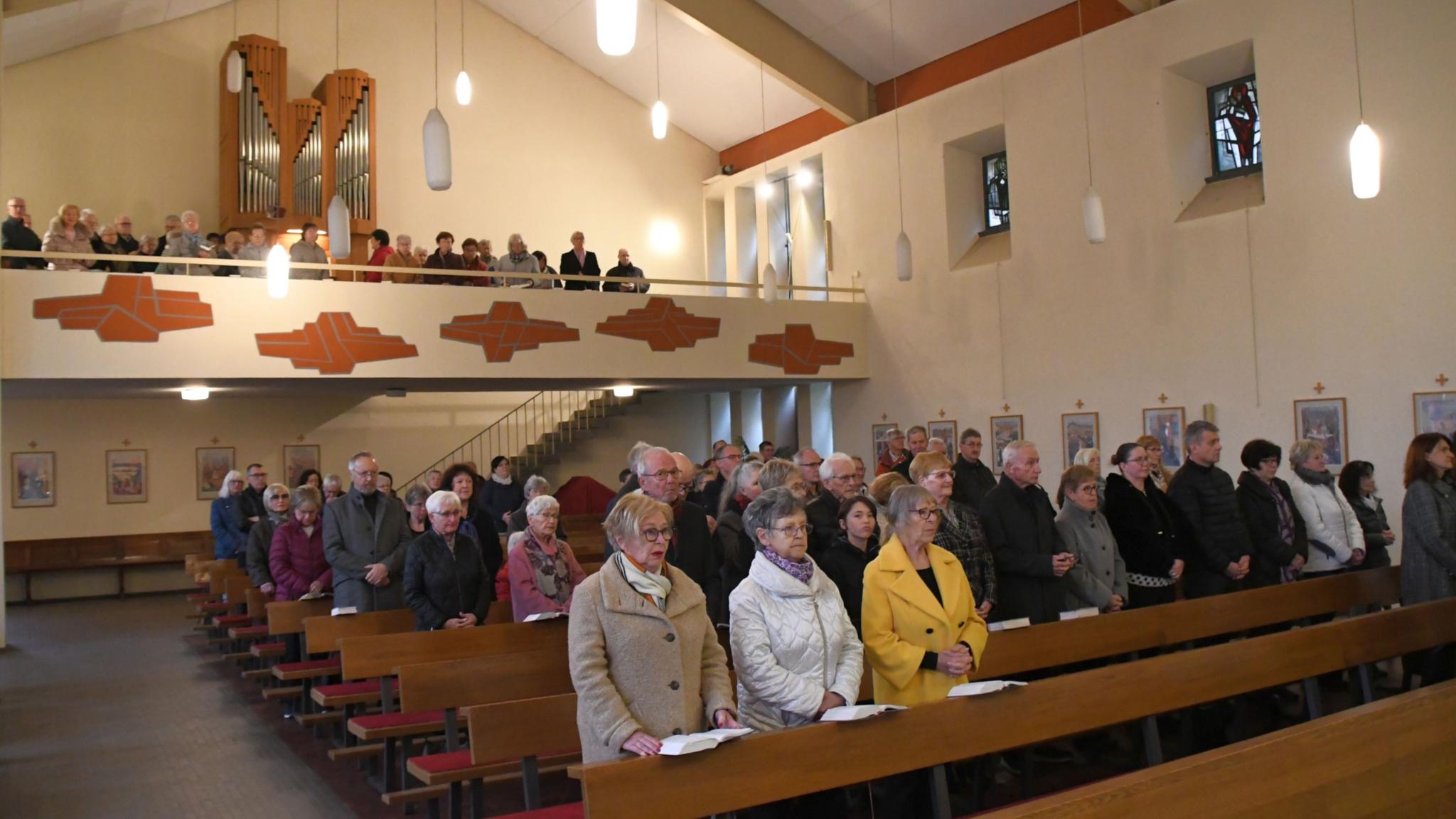 Über hundert Gläubige waren zur Profanierung in die Josefs-Kirche nach Schattertriesch gekommen.