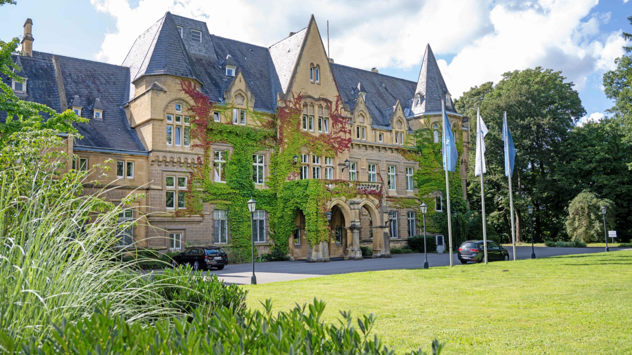 Der Rundweg führt auch am Schloss Halberg vorbei.