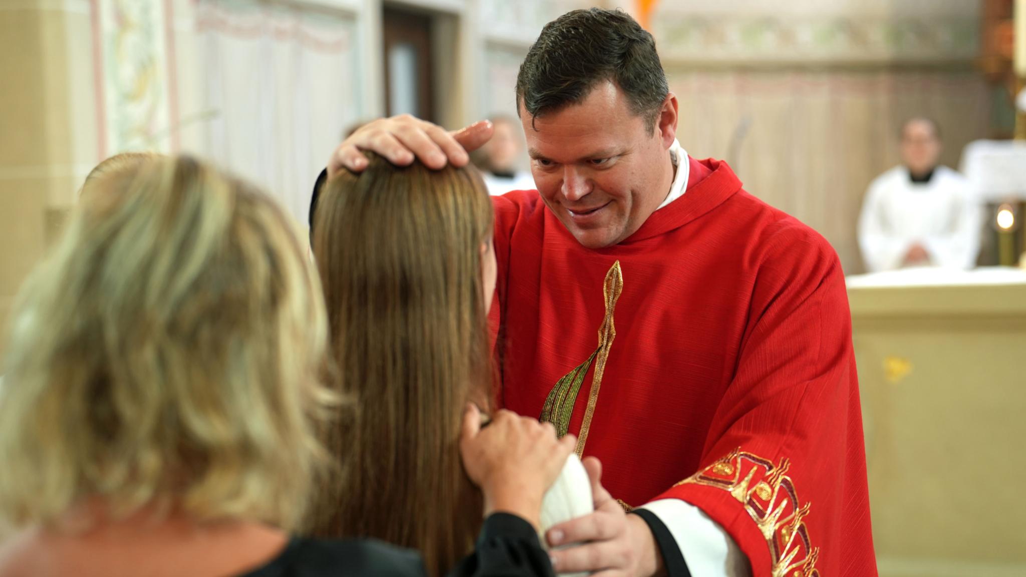 Tim Sturm bei der Firmspendung in Trierweiler