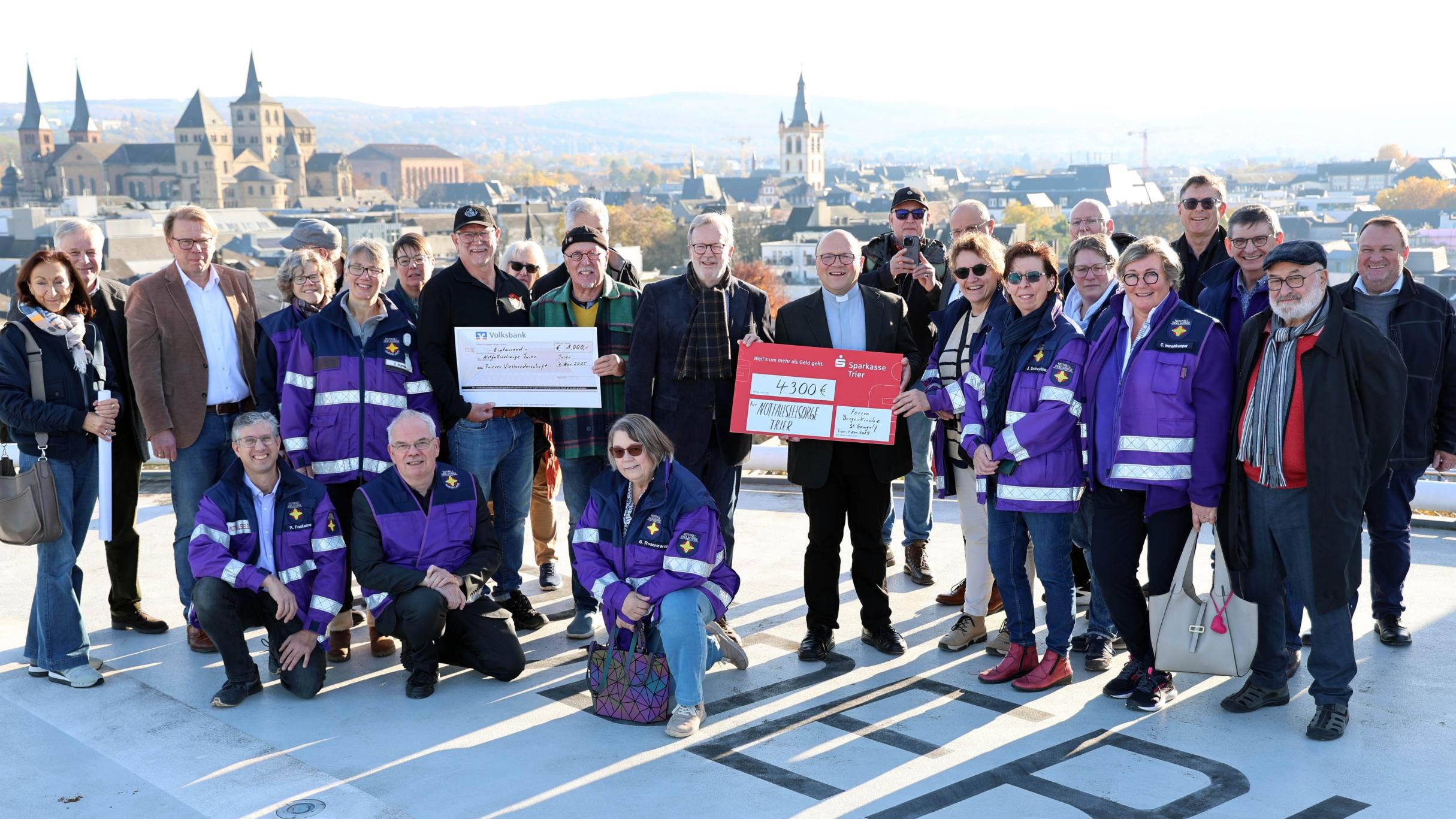 Gruppenfoto bei der Spendenübergabe auf der Hubschrauberplattform des Krankenhauses der Barmherzigen Brüder