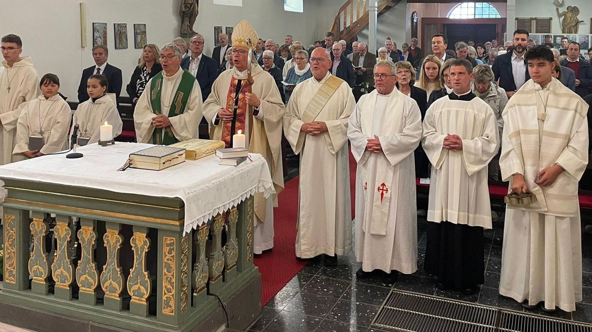 Die Zelebranten (v.li.) Pfarrer Alfons Schmitz, Bischof Dr. Stephan Ackermann, Diakon Clemens Fey und Dekan Lutz Schultz beim Schlusslied in der St. -Thekla-Kirche