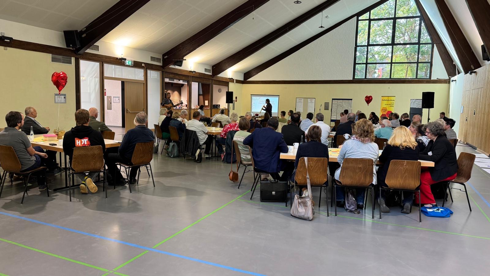 Rund um verschiedene thematische Tische kamen die Teilnehmenden bei der Synodalversammlung miteinander ins Gespräch.